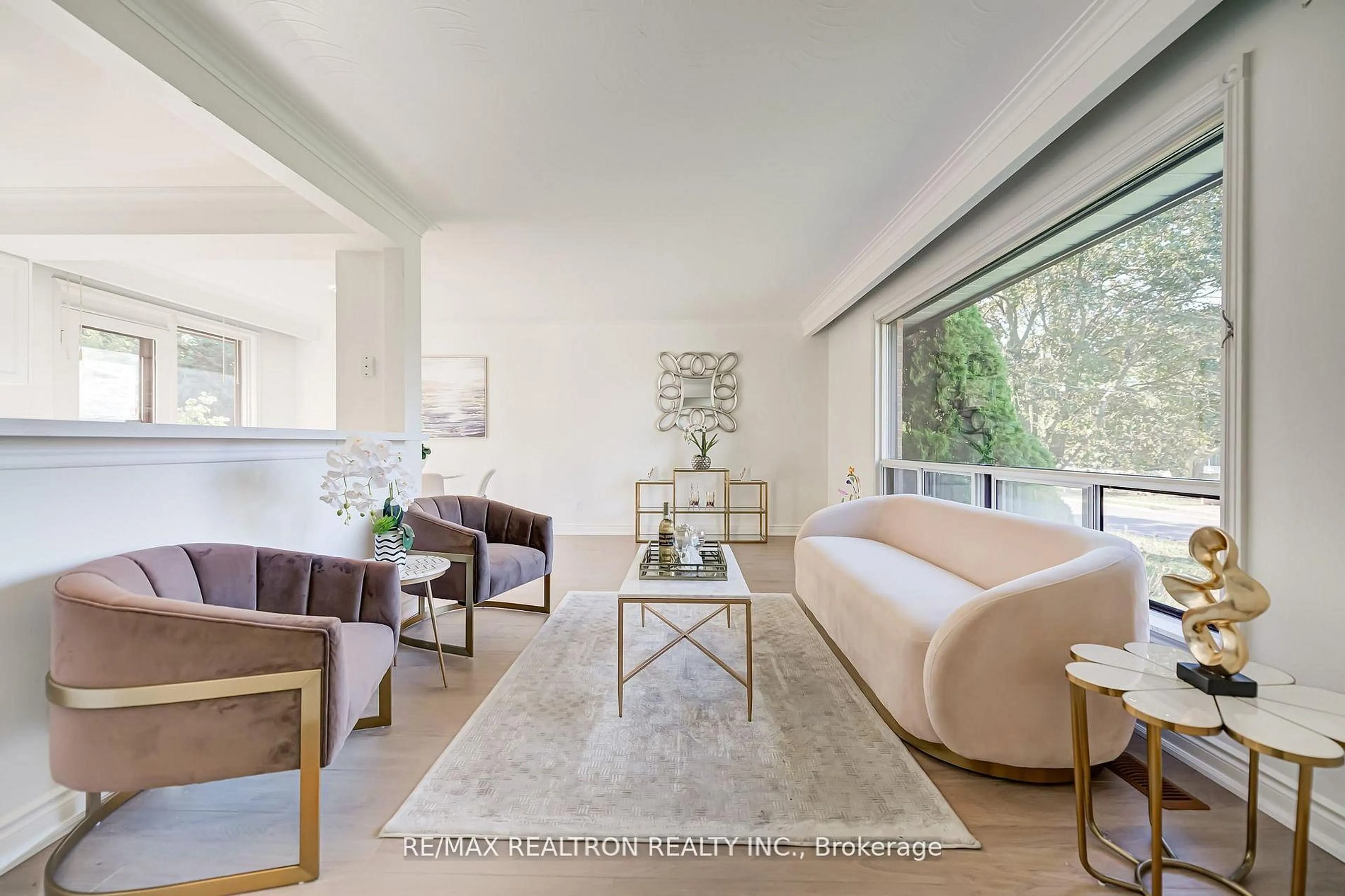 Living room with furniture, unknown for 31 Sussex Ave, Richmond Hill Ontario L4C 2E5