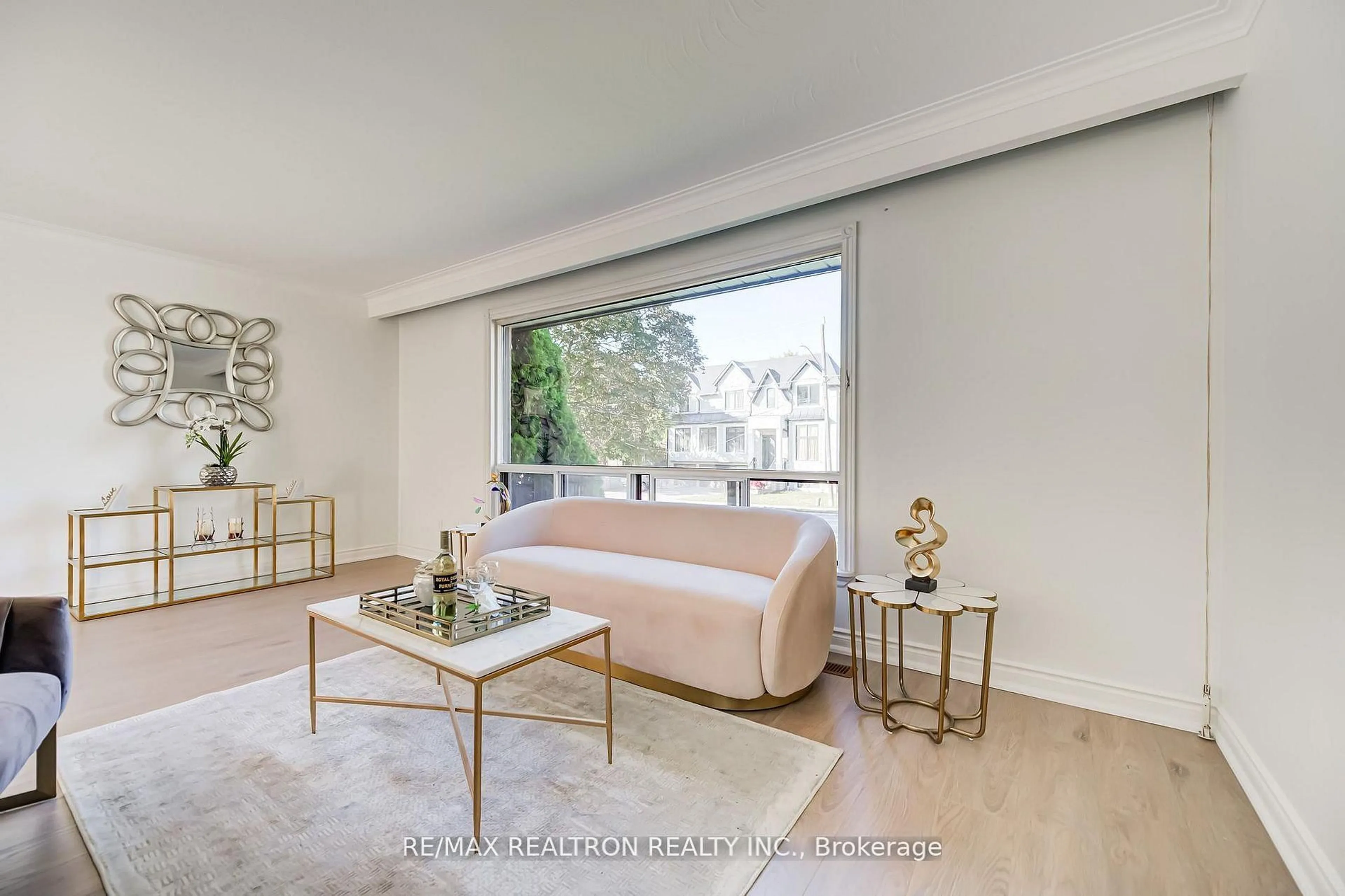 Living room with furniture, unknown for 31 Sussex Ave, Richmond Hill Ontario L4C 2E5