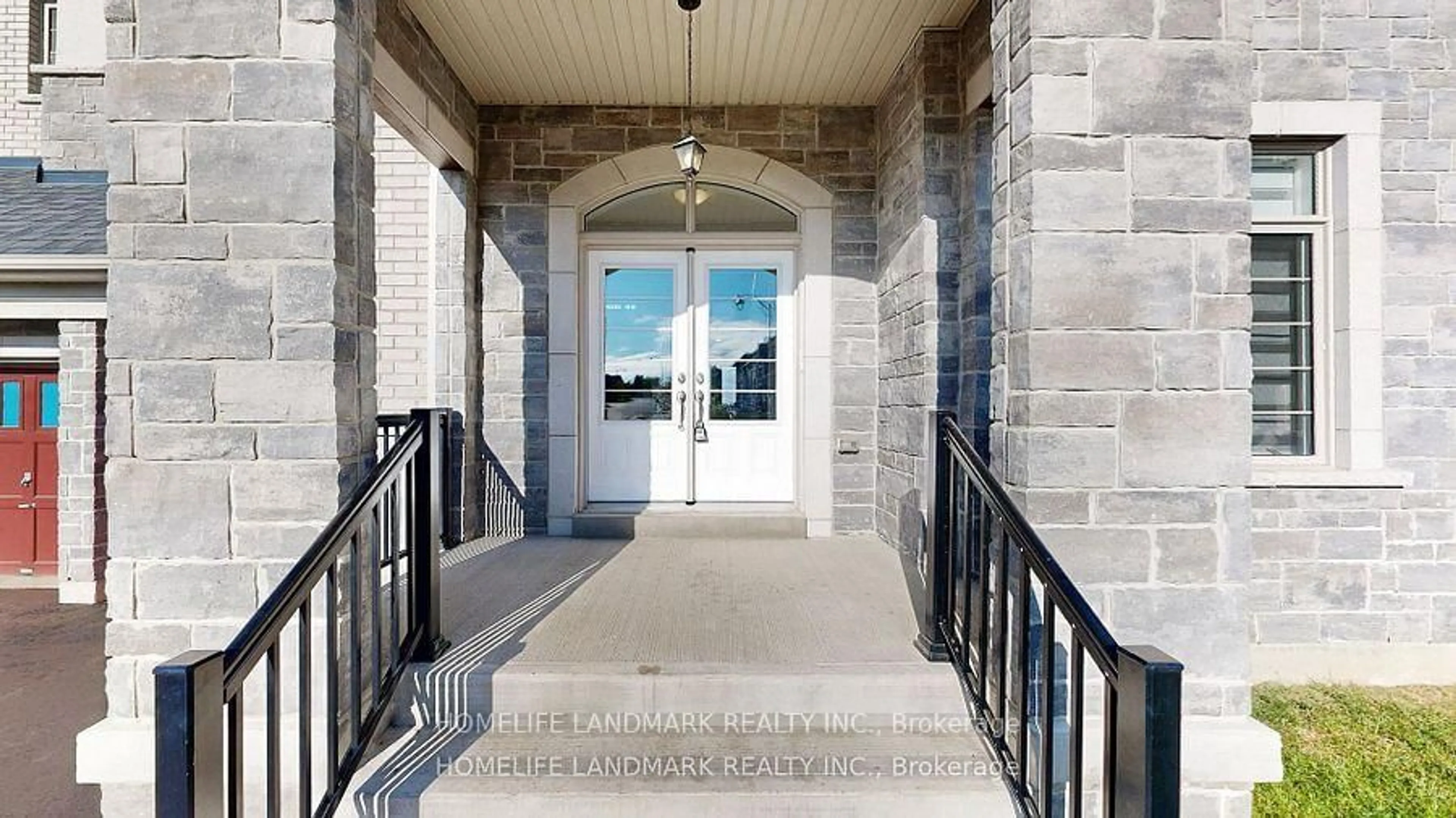 Indoor foyer for 16 Slater Crt, East Gwillimbury Ontario L9N 0P8