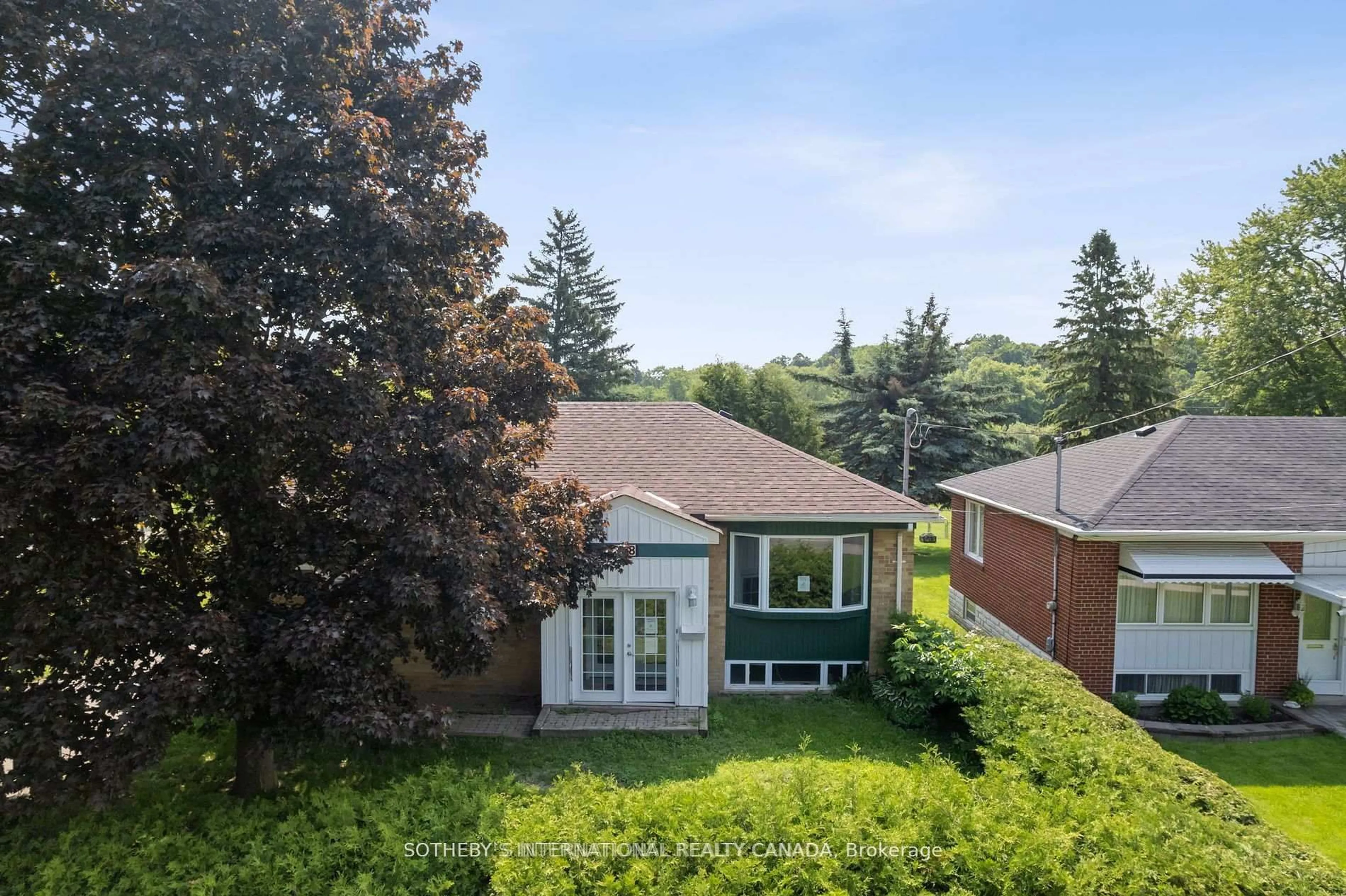 A pic from outside/outdoor area/front of a property/back of a property/a pic from drone, unknown for 118 Queen St, Newmarket Ontario L3Y 2E8