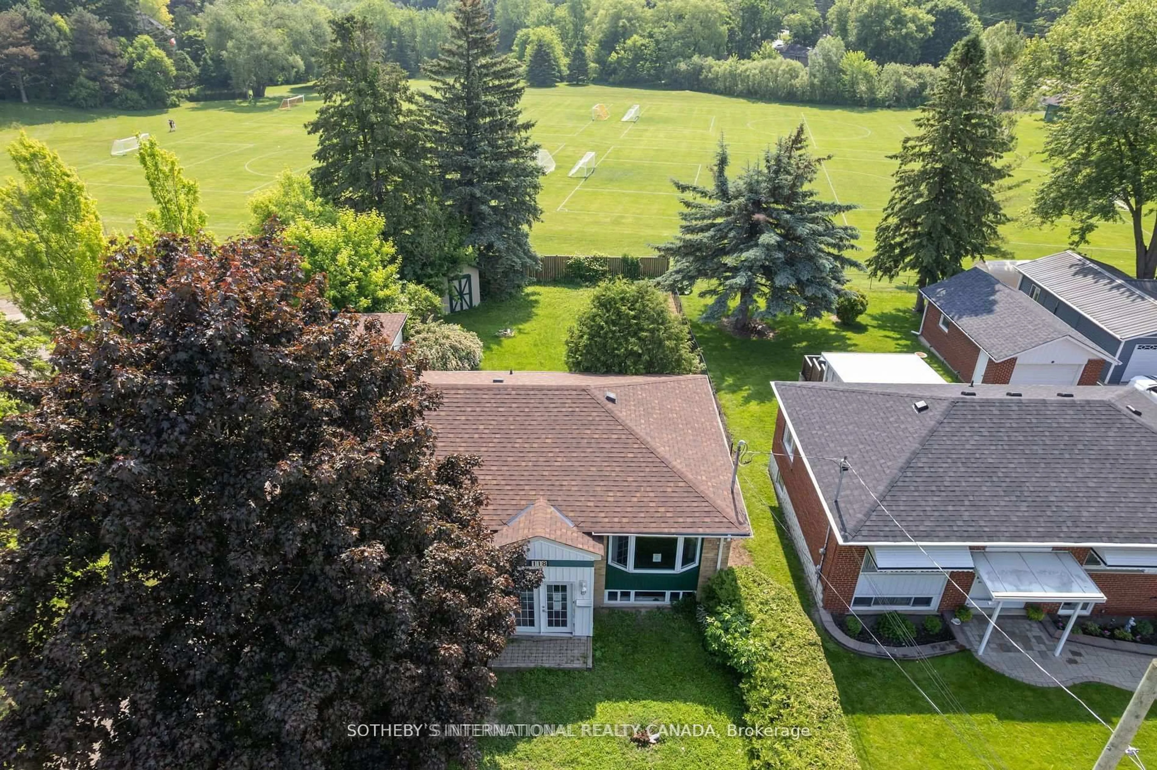 A pic from outside/outdoor area/front of a property/back of a property/a pic from drone, unknown for 118 Queen St, Newmarket Ontario L3Y 2E8