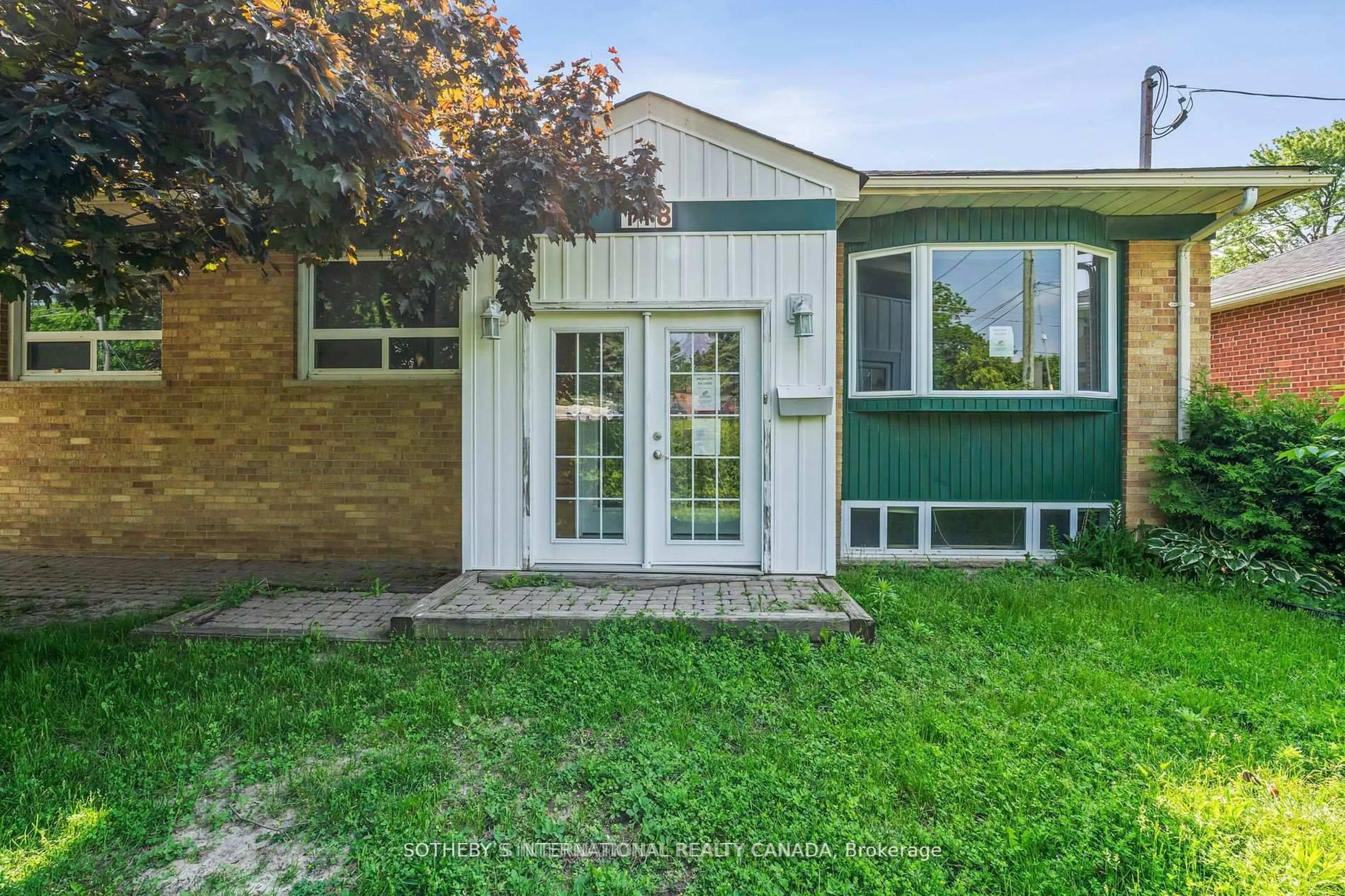 Home with vinyl exterior material, street for 118 Queen St, Newmarket Ontario L3Y 2E8