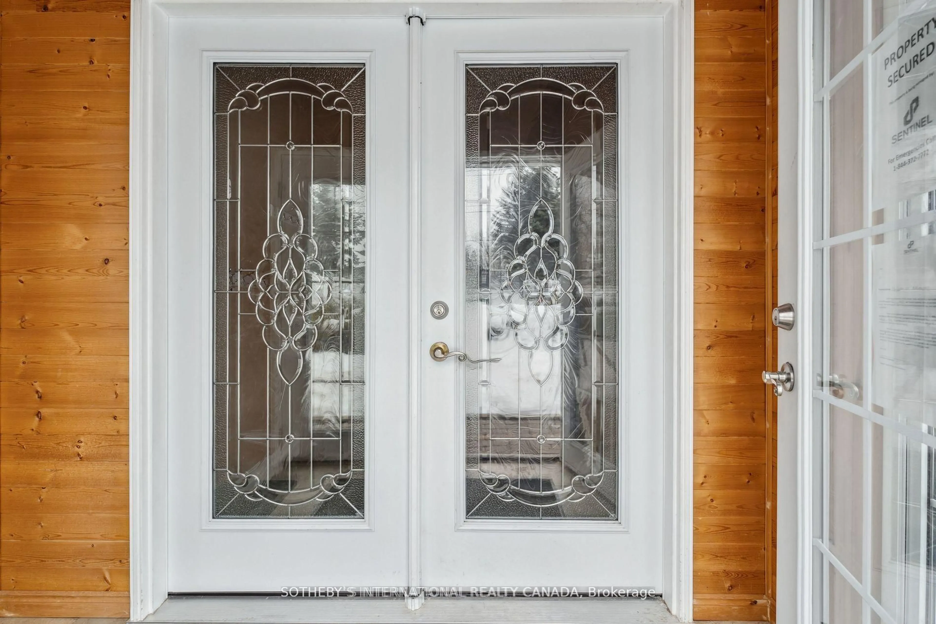 Indoor entryway for 118 Queen St, Newmarket Ontario L3Y 2E8