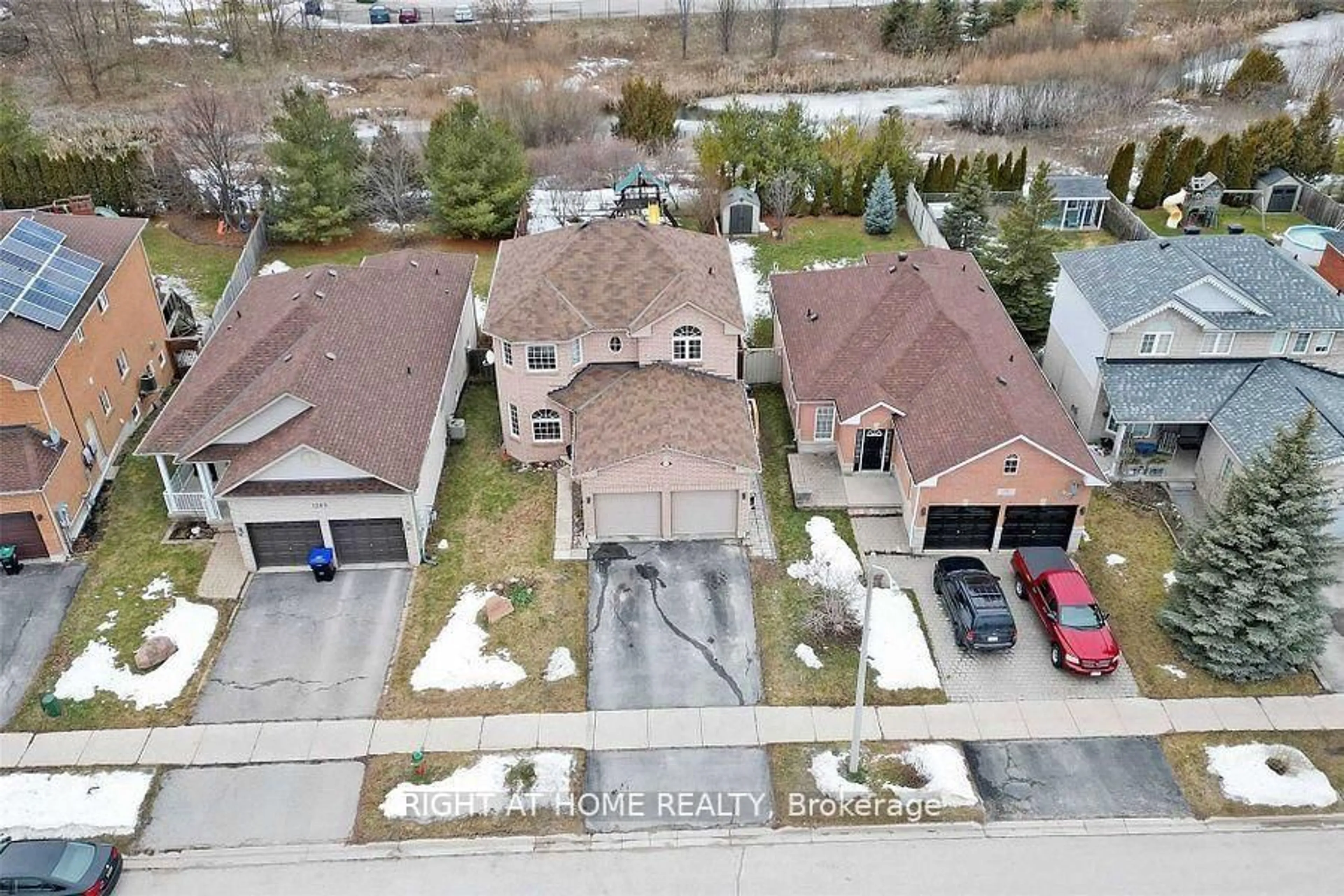 A pic from outside/outdoor area/front of a property/back of a property/a pic from drone, street for 1269 Gina St, Innisfil Ontario L9S 1T1