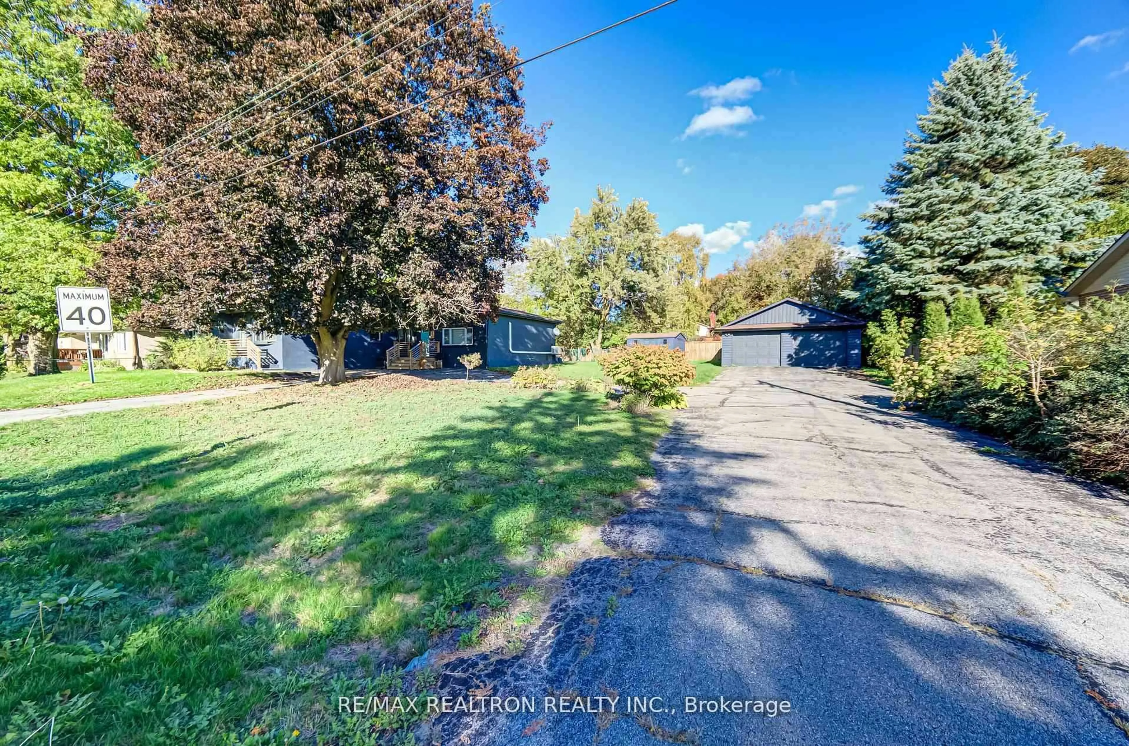 A pic from outside/outdoor area/front of a property/back of a property/a pic from drone, water/lake/river/ocean view for 7 Victory Dr, East Gwillimbury Ontario L0G 1M0