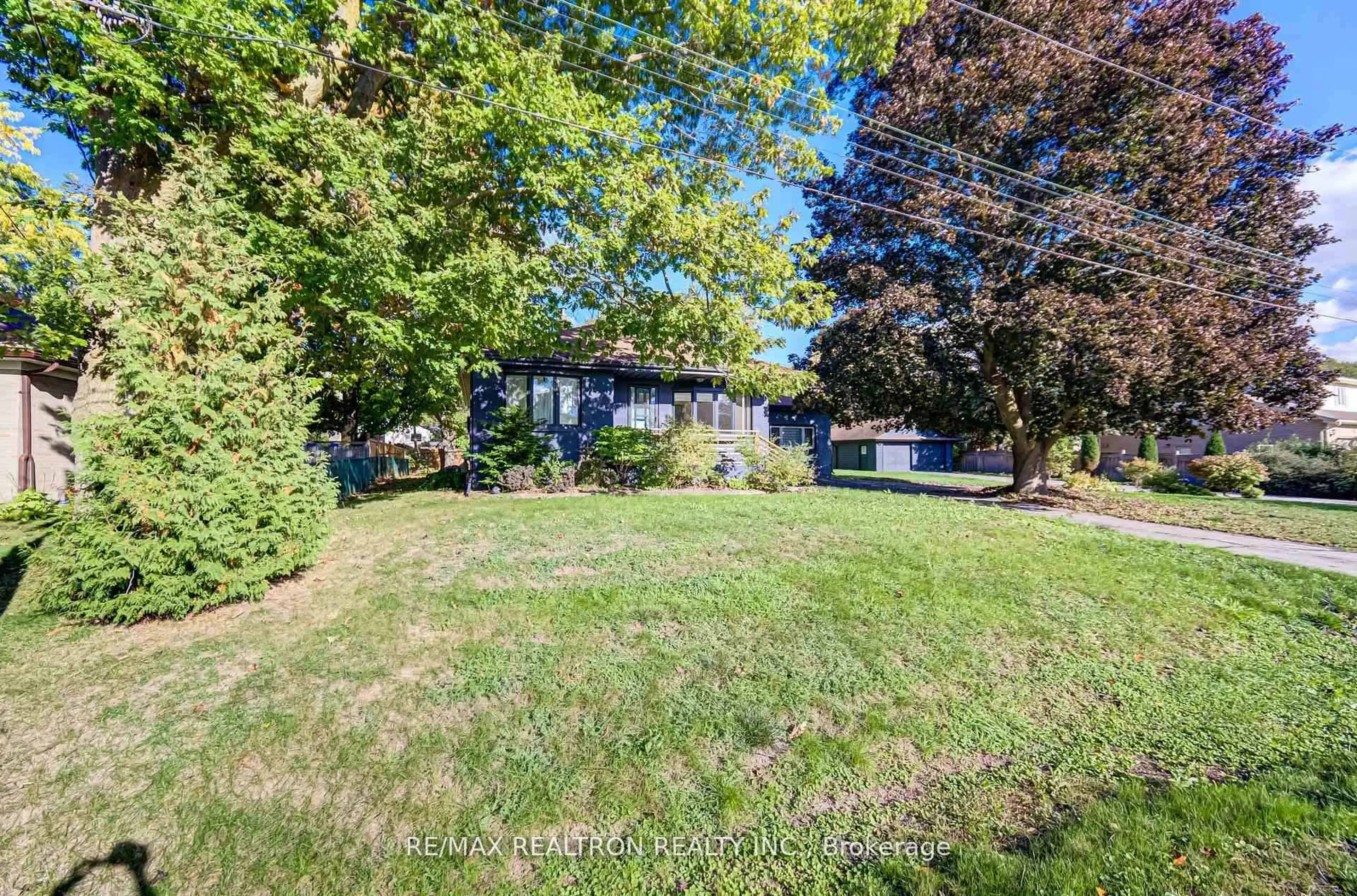 A pic from outside/outdoor area/front of a property/back of a property/a pic from drone, street for 7 Victory Dr, East Gwillimbury Ontario L0G 1M0