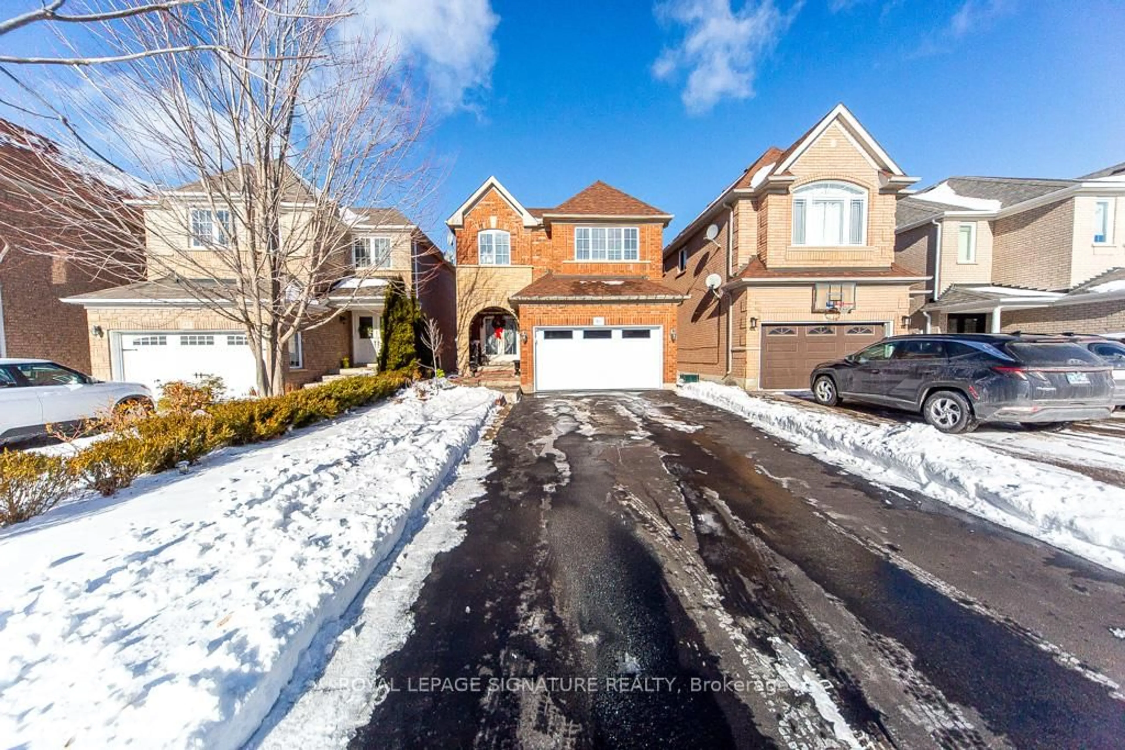 A pic from outside/outdoor area/front of a property/back of a property/a pic from drone, street for 40 Tuscana Blvd, Vaughan Ontario L4K 5J2