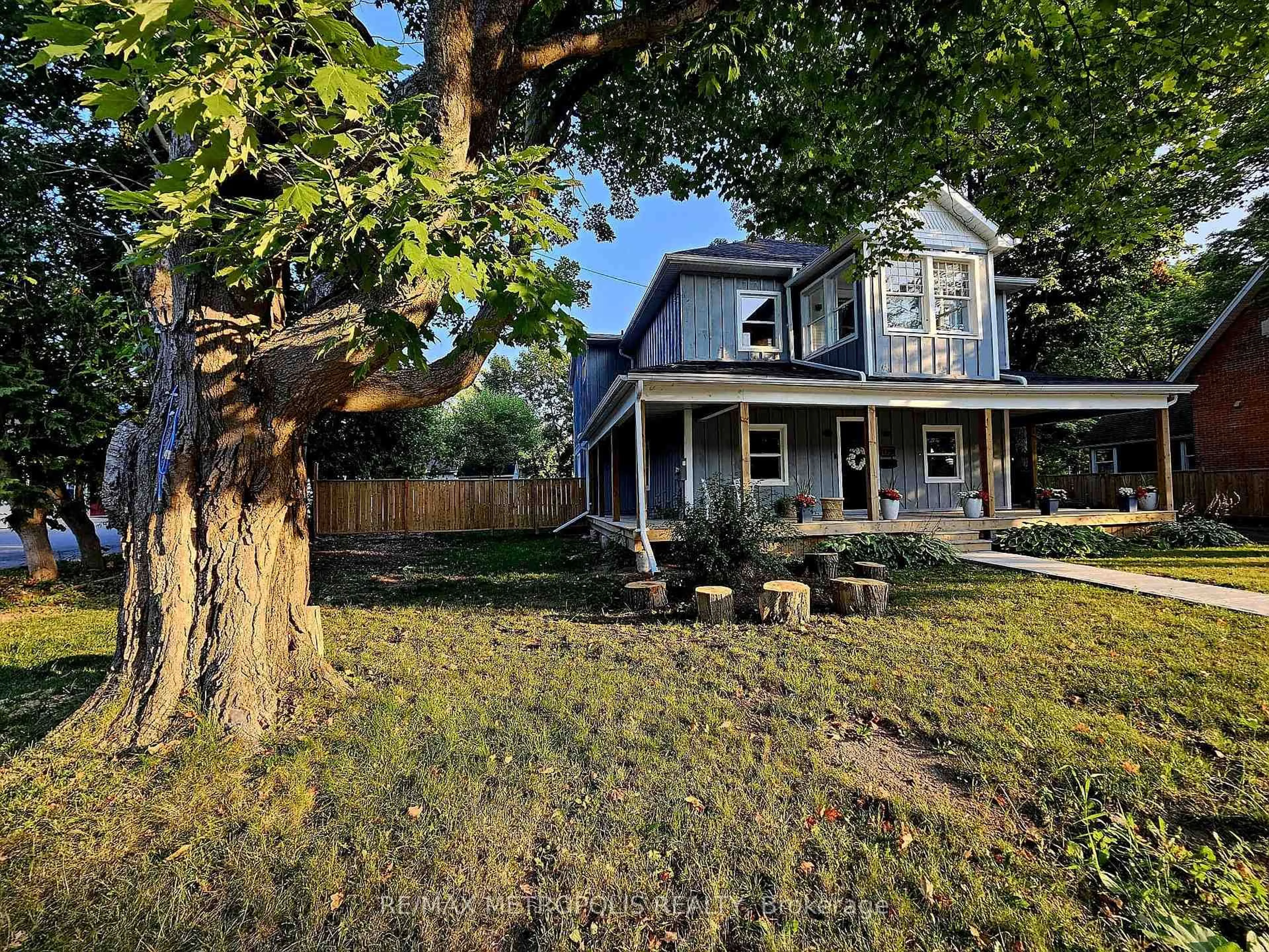 A pic from outside/outdoor area/front of a property/back of a property/a pic from drone, street for 179 Church St, Georgina Ontario L4P 1J4