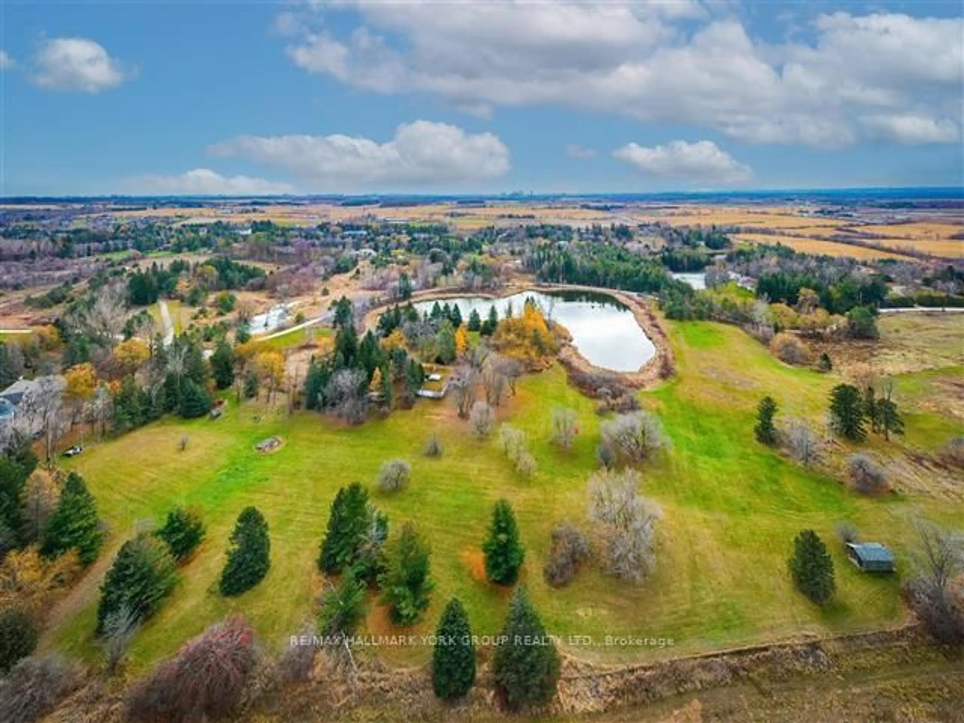 A pic from outside/outdoor area/front of a property/back of a property/a pic from drone, unknown for 250 South Summit Farm Rd, King Ontario L7B 1J8