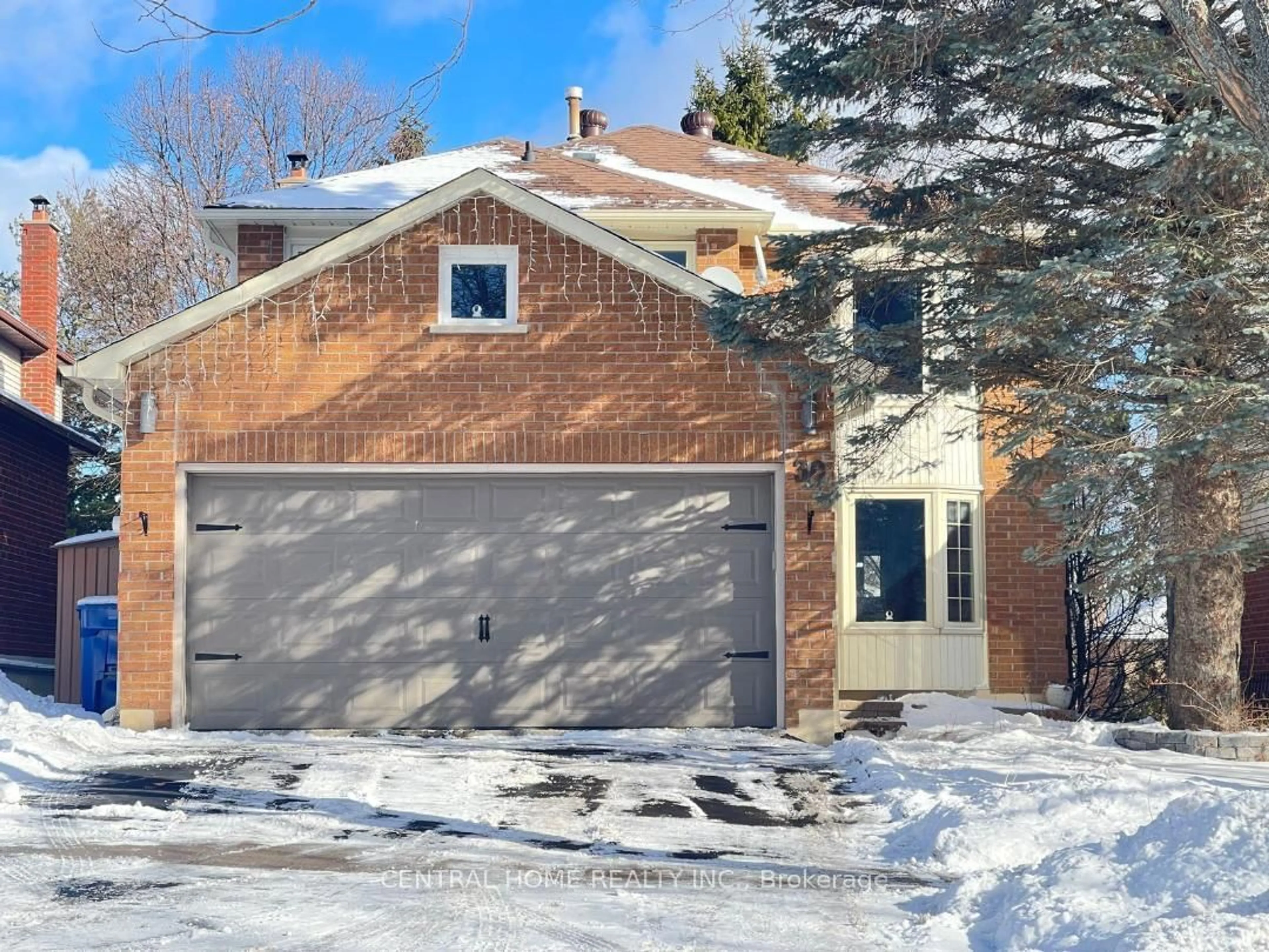 Home with brick exterior material, street for 30 Moffat Cres, Aurora Ontario L4G 4Z8