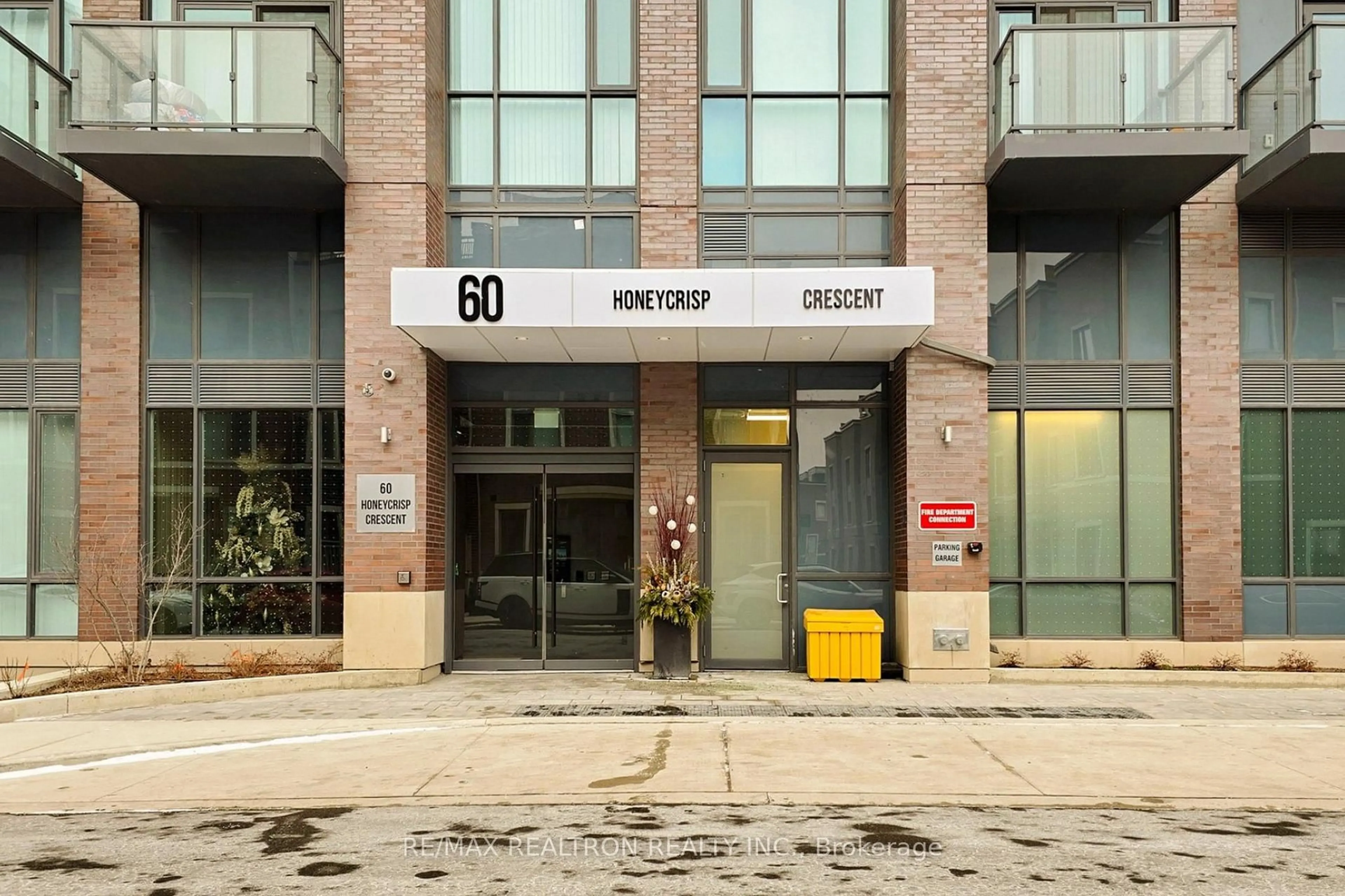 Indoor foyer for 60 Honeycrisp Cres #819, Vaughan Ontario L4K 0N5