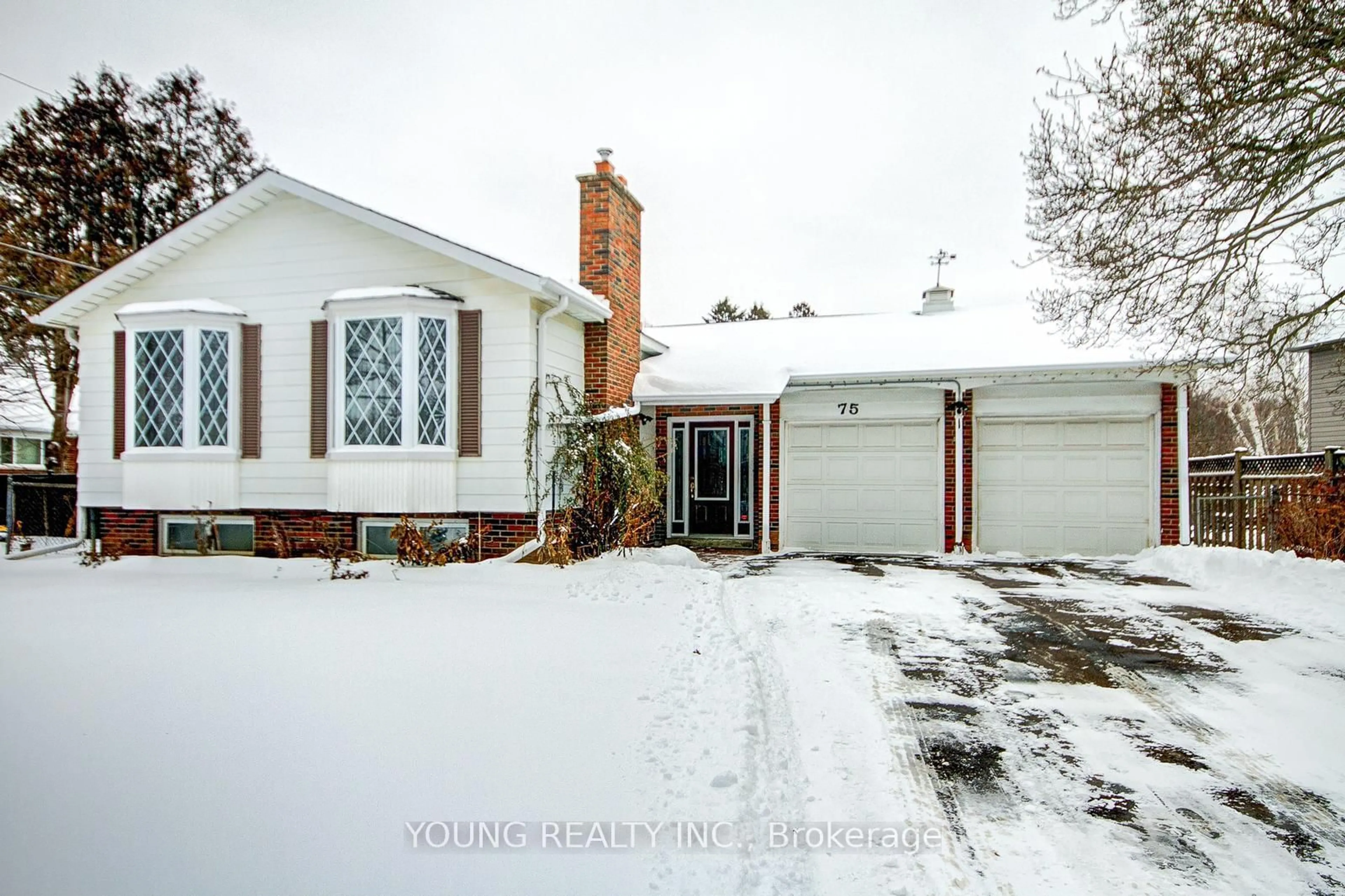 A pic from outside/outdoor area/front of a property/back of a property/a pic from drone, street for 75 Southdale Dr, Markham Ontario L3P 1J9