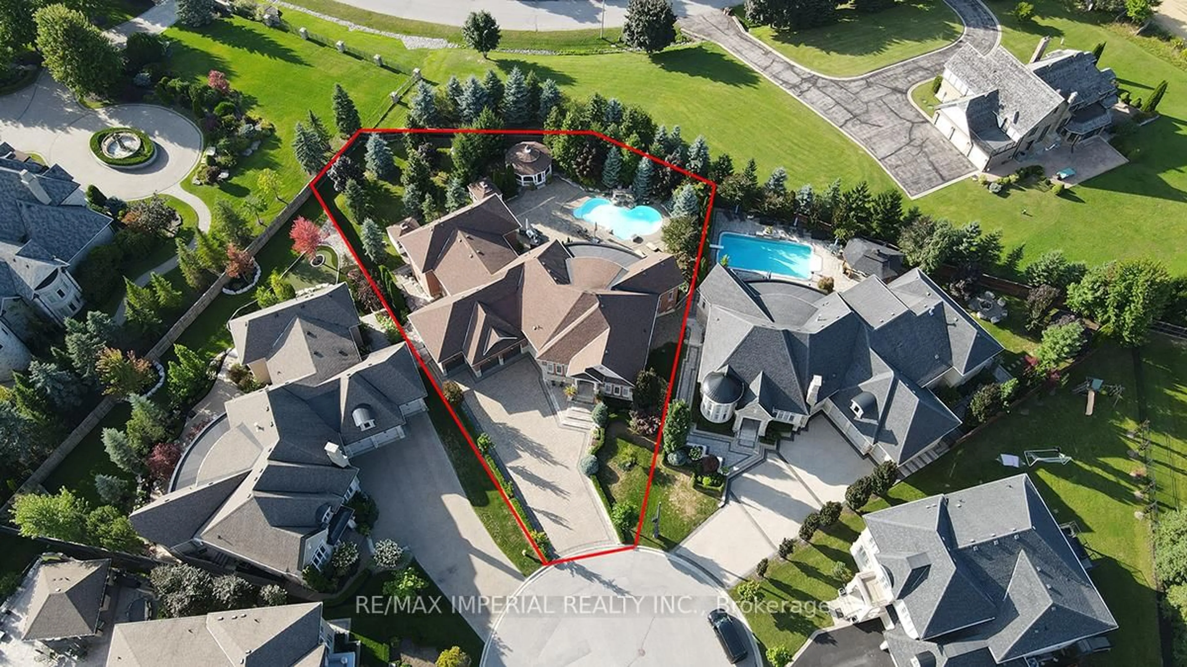A pic from outside/outdoor area/front of a property/back of a property/a pic from drone, street for 39 Fiorello Crt, Vaughan Ontario L4H 0V4