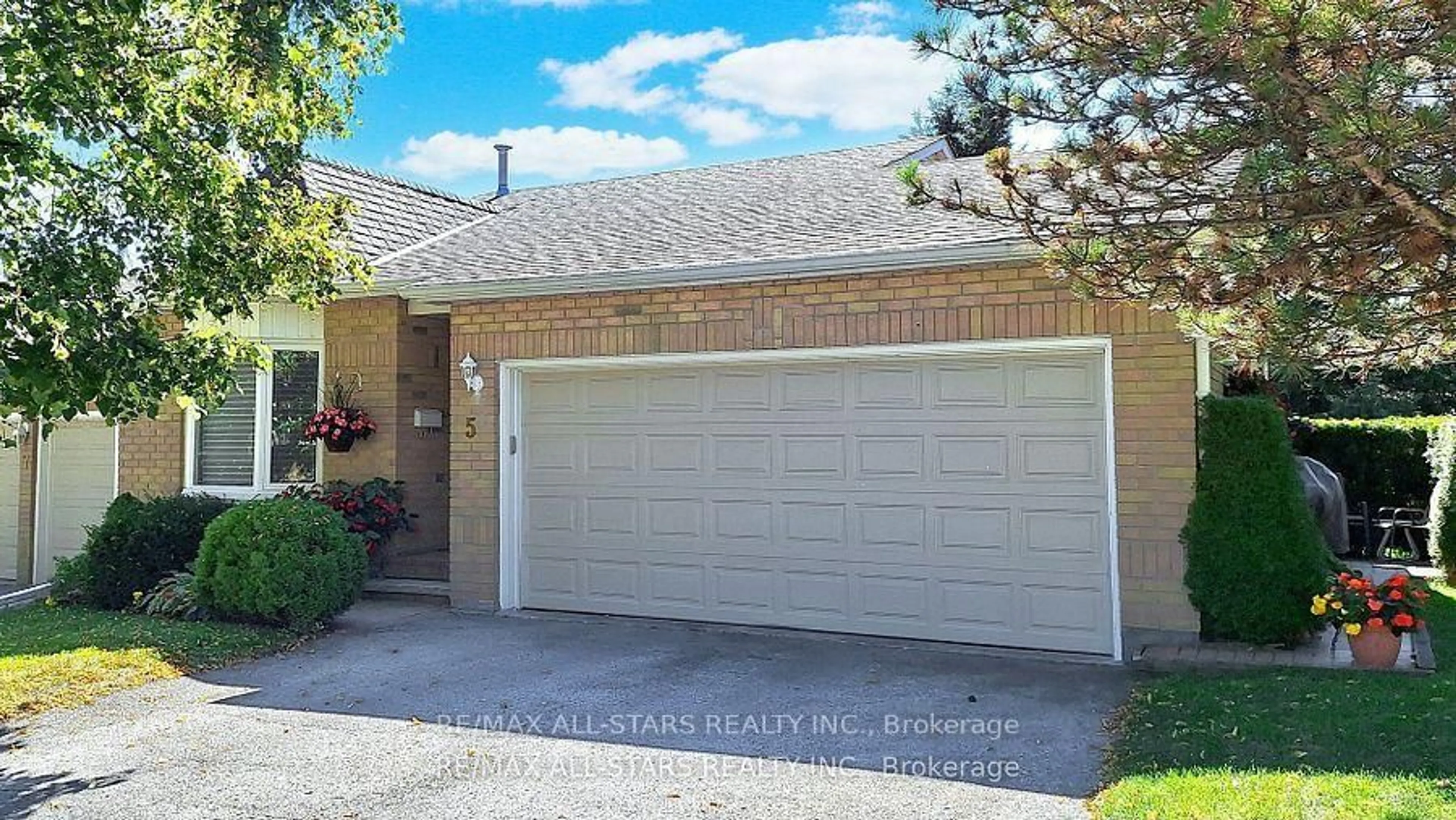 Indoor garage for 5 Beswick Lane #5, Uxbridge Ontario L9P 1G4