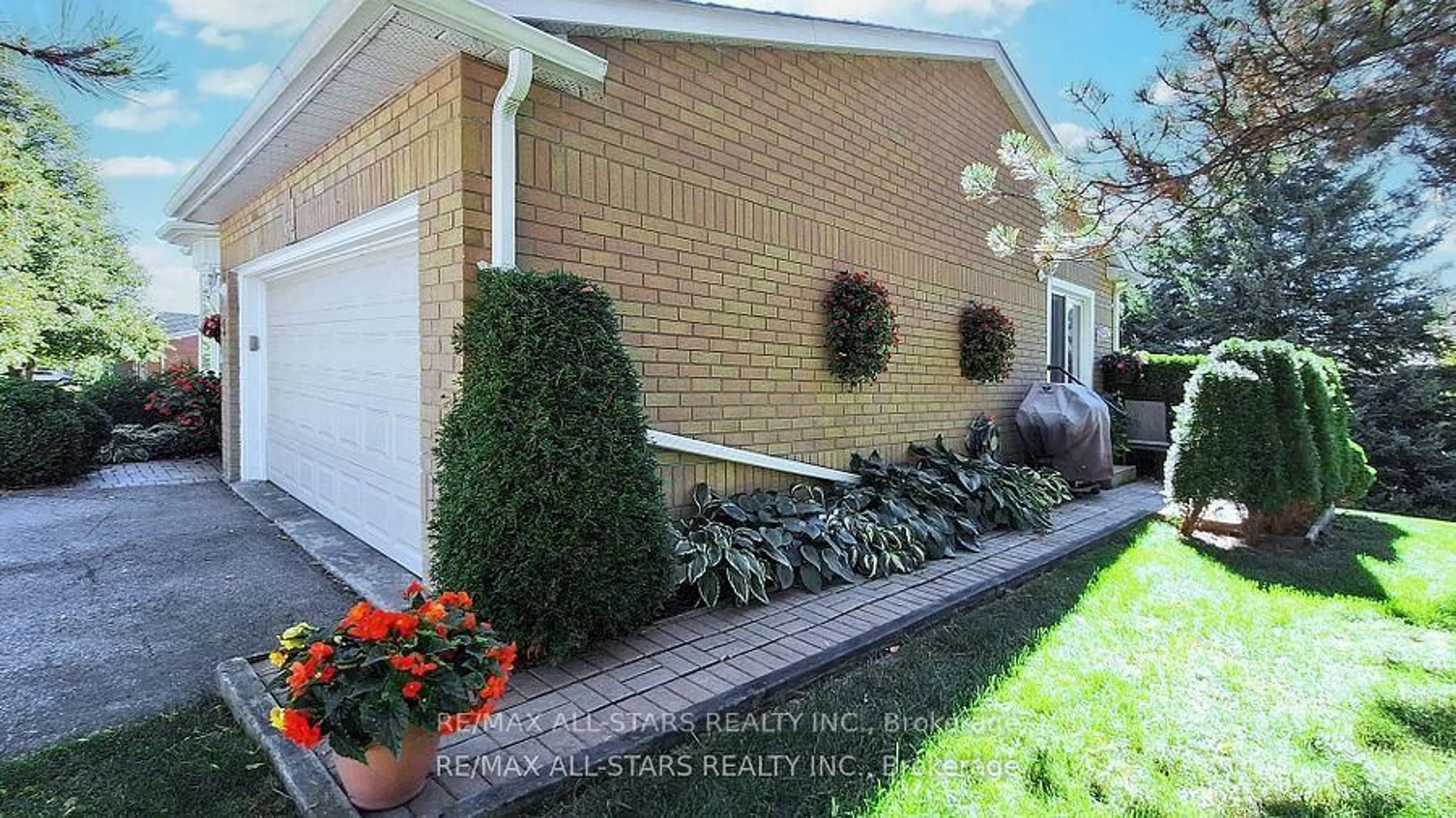 Home with brick exterior material, street for 5 Beswick Lane #5, Uxbridge Ontario L9P 1G4