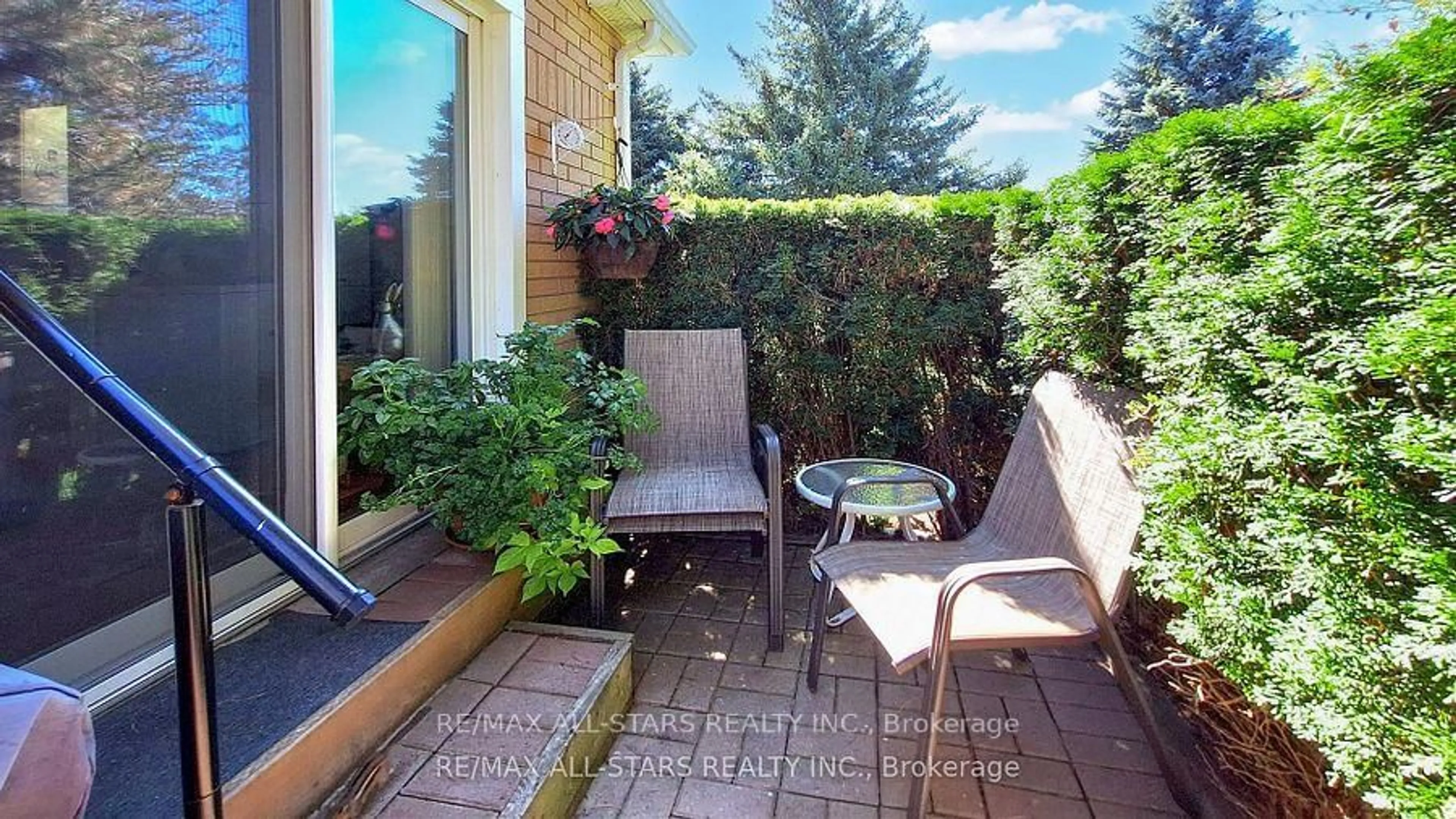 Patio, street for 5 Beswick Lane #5, Uxbridge Ontario L9P 1G4