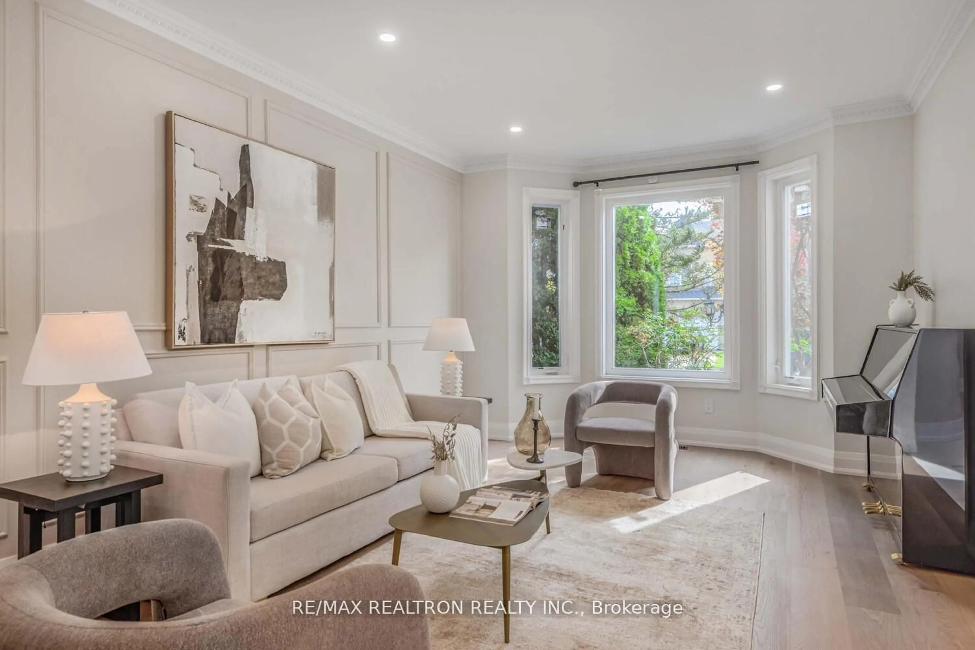 Living room with furniture, unknown for 20 Pathlane Rd, Richmond Hill Ontario L4B 4A5