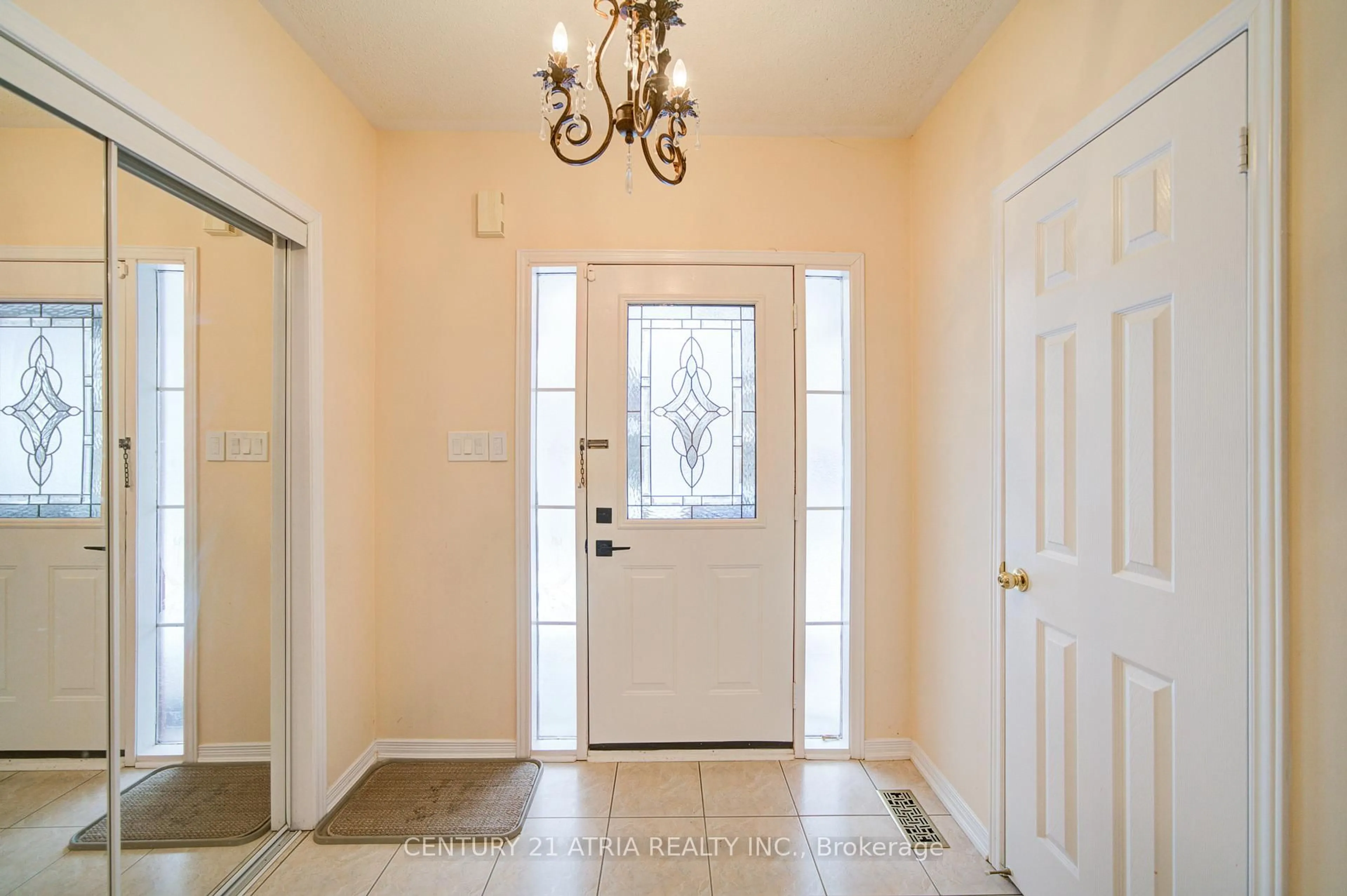 Indoor entryway for 73 Starr Cres, Aurora Ontario L4G 7X3
