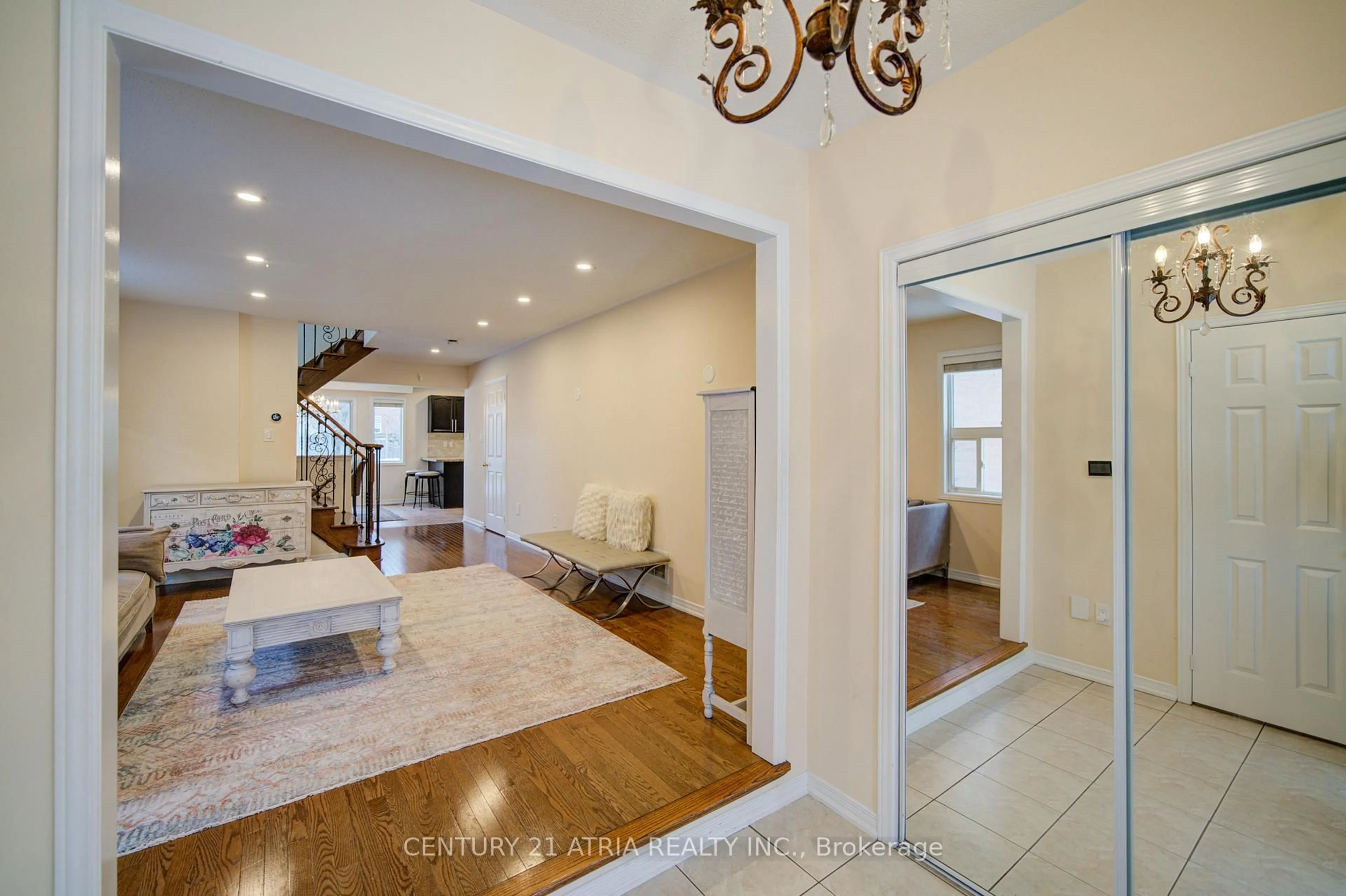 Indoor entryway for 73 Starr Cres, Aurora Ontario L4G 7X3