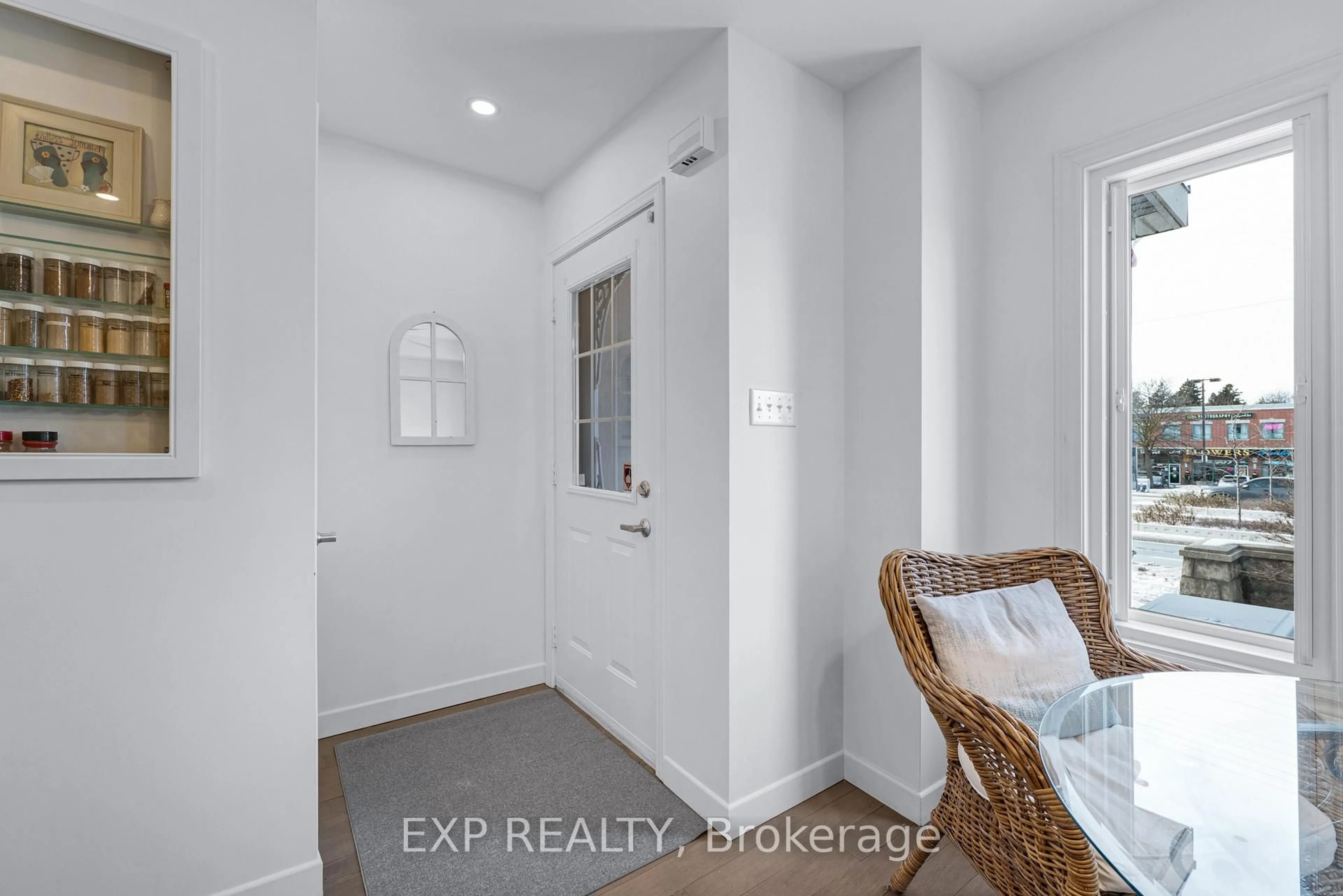 Indoor entryway for 8917 Yonge St, Richmond Hill Ontario L4C 0L5