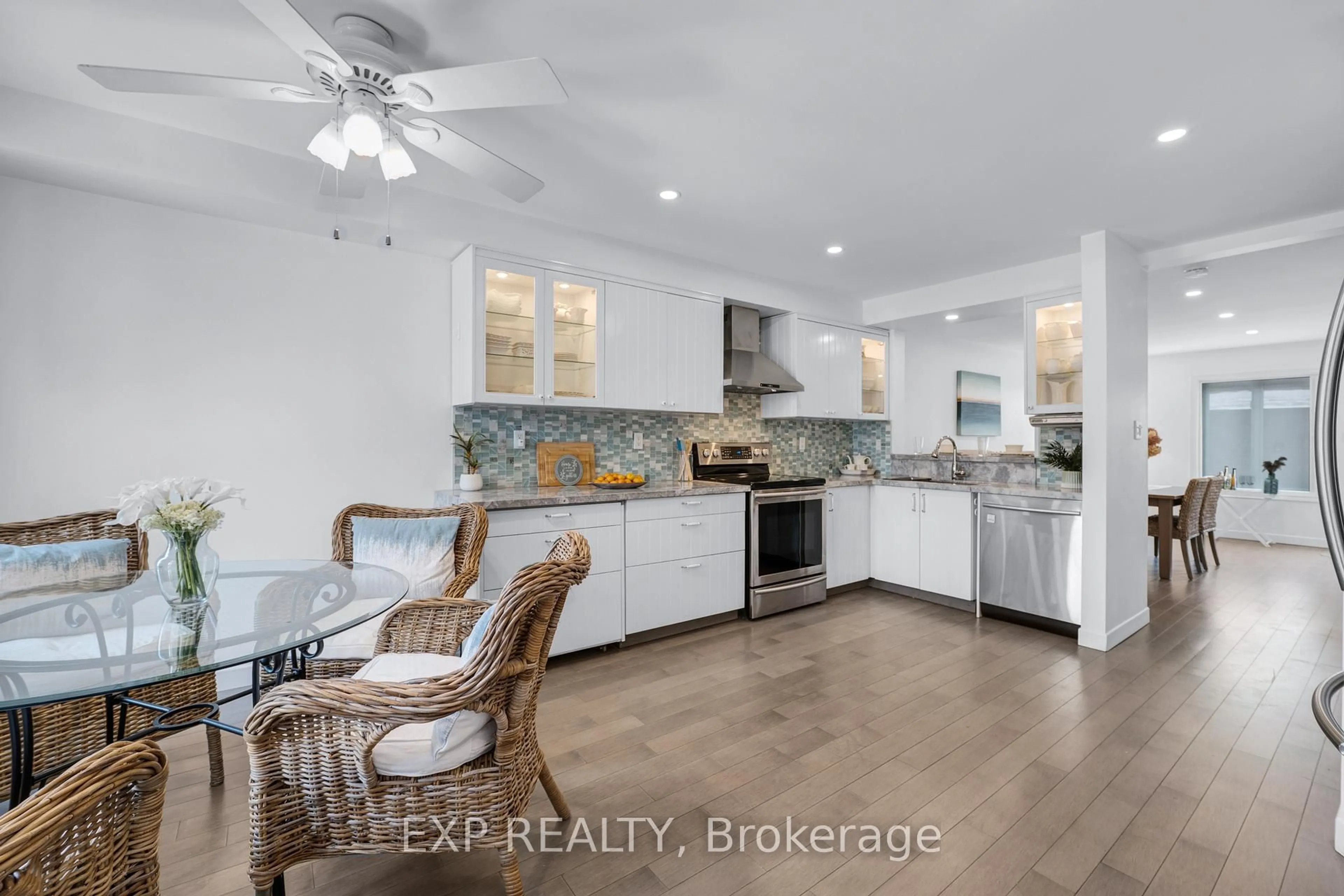 Open concept kitchen, ceramic/tile floor for 8917 Yonge St, Richmond Hill Ontario L4C 0L5