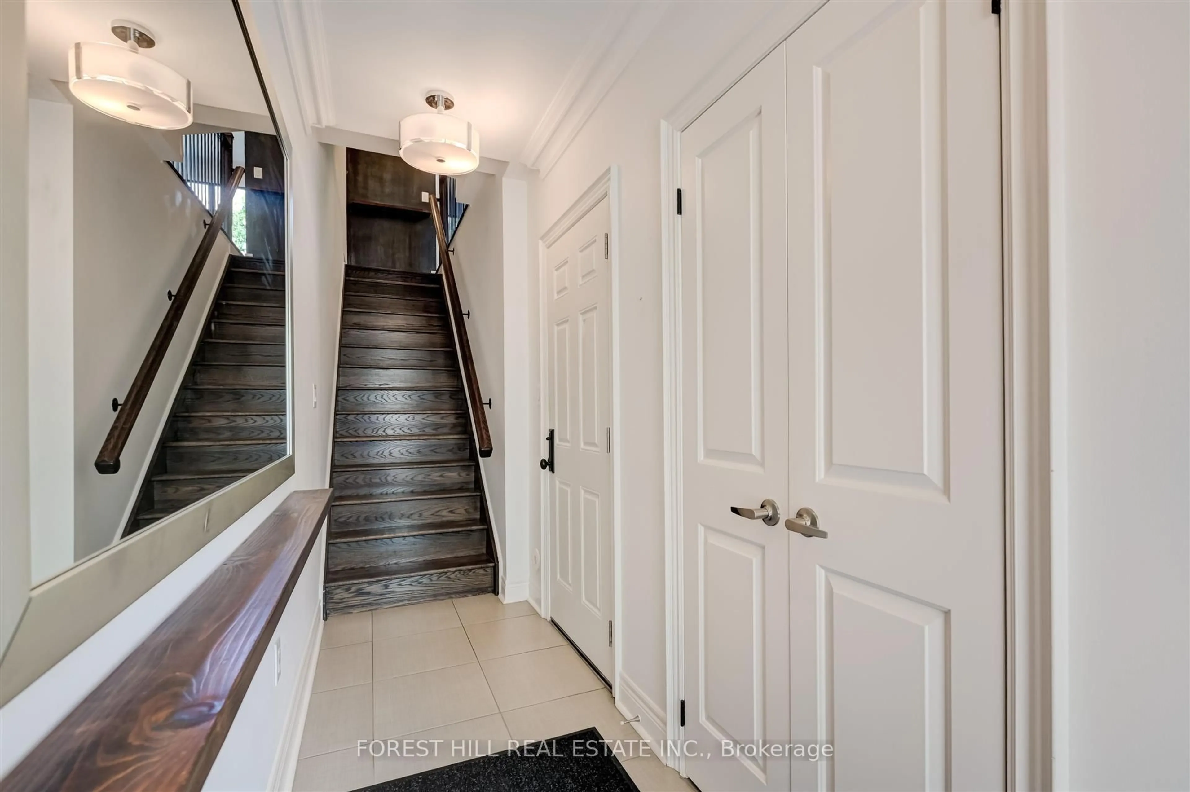 Indoor entryway for 111 Powseland Cres, Vaughan Ontario L4L 0C5