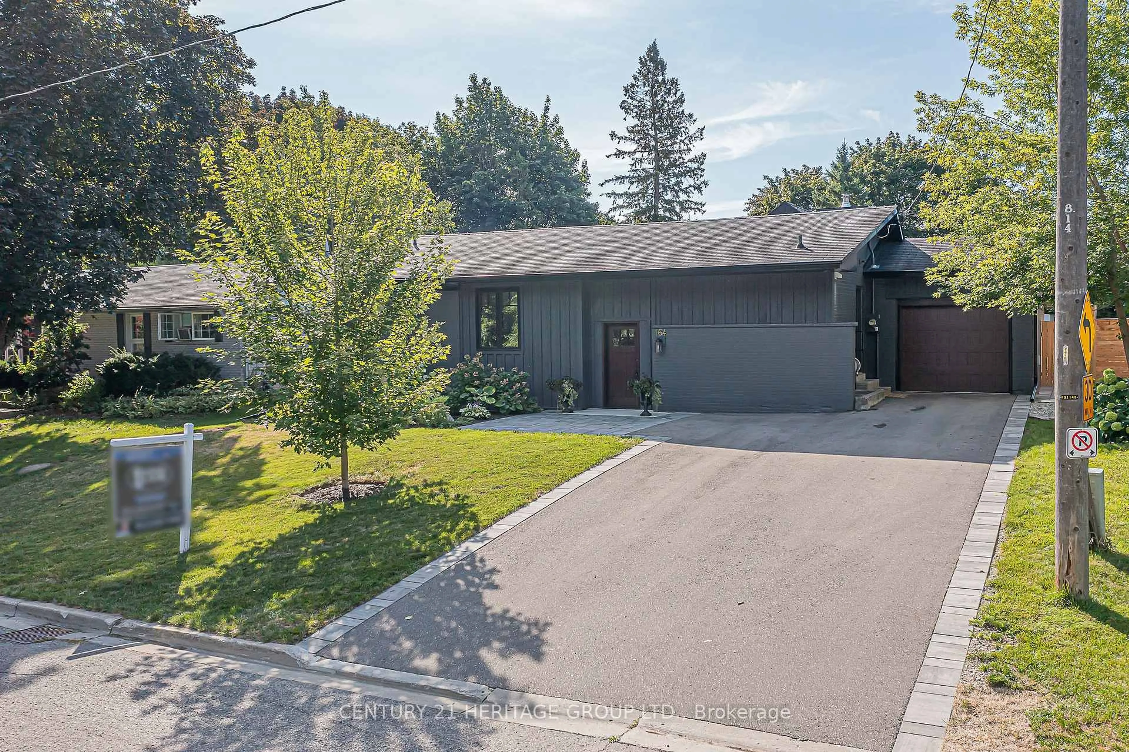 A pic from outside/outdoor area/front of a property/back of a property/a pic from drone, street for 164 Park Ave, Newmarket Ontario L3Y 1V1