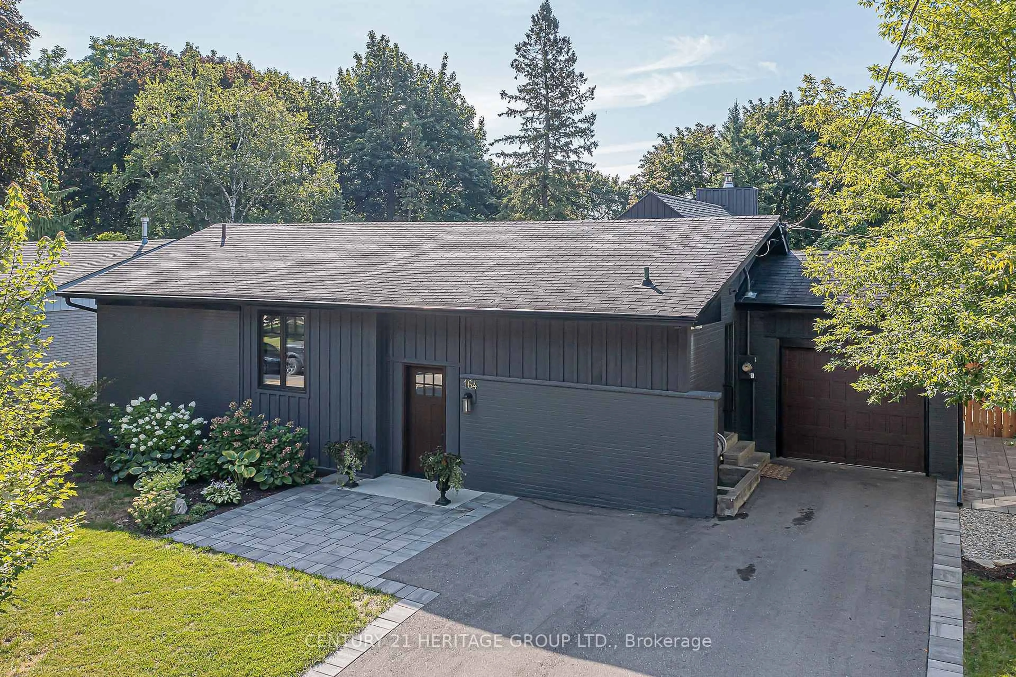 A pic from outside/outdoor area/front of a property/back of a property/a pic from drone, street for 164 Park Ave, Newmarket Ontario L3Y 1V1