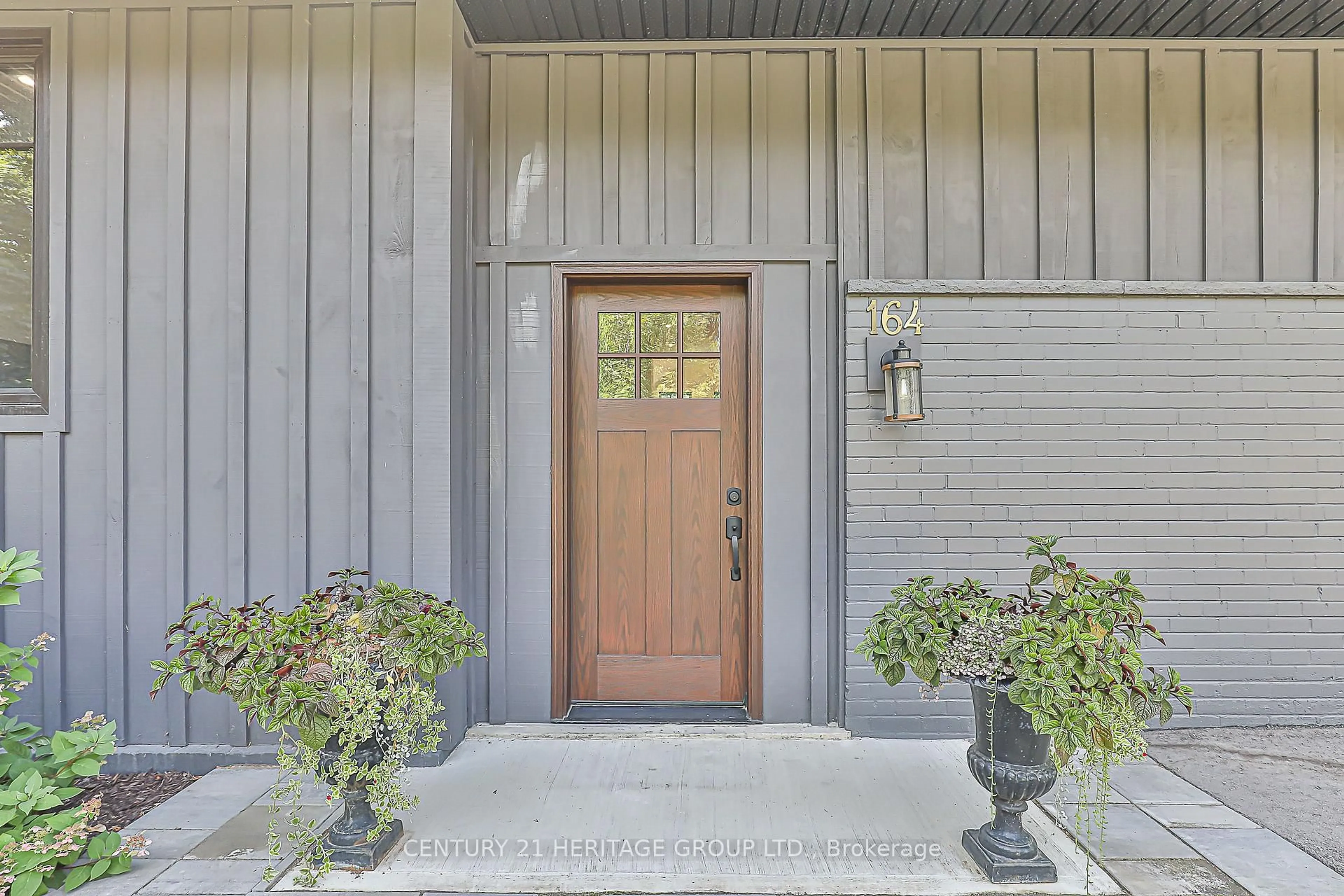 Indoor entryway for 164 Park Ave, Newmarket Ontario L3Y 1V1