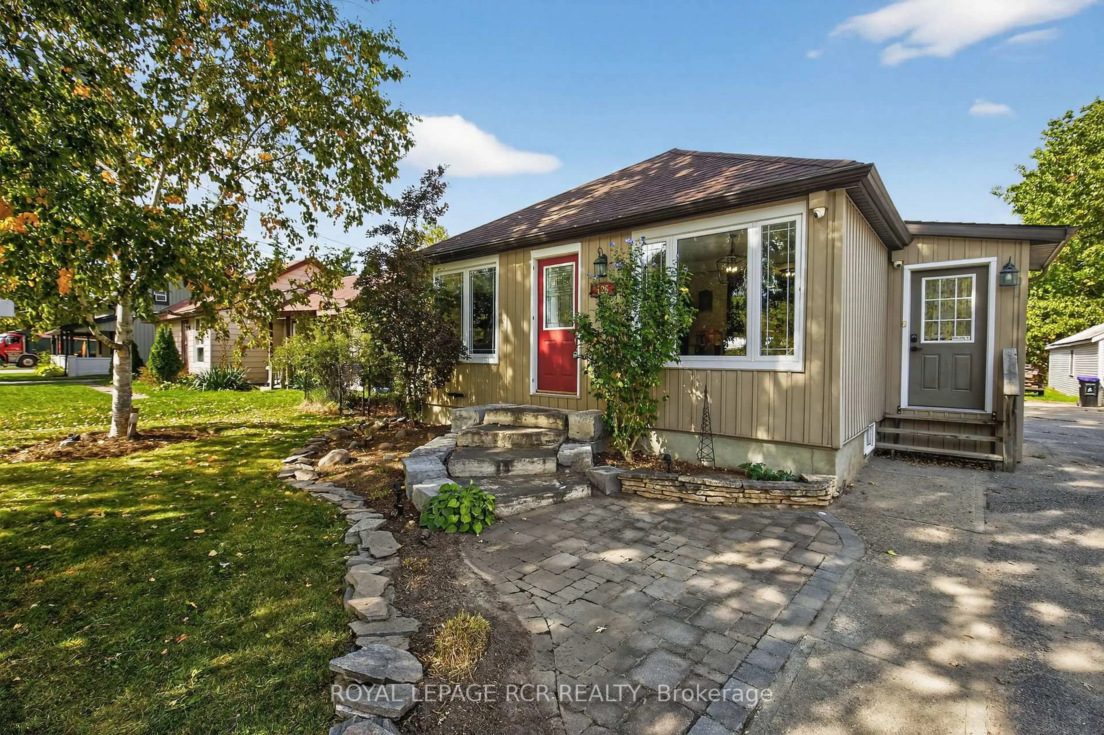 A pic from outside/outdoor area/front of a property/back of a property/a pic from drone, street for 125 King St, Essa Ontario L0M 1B0