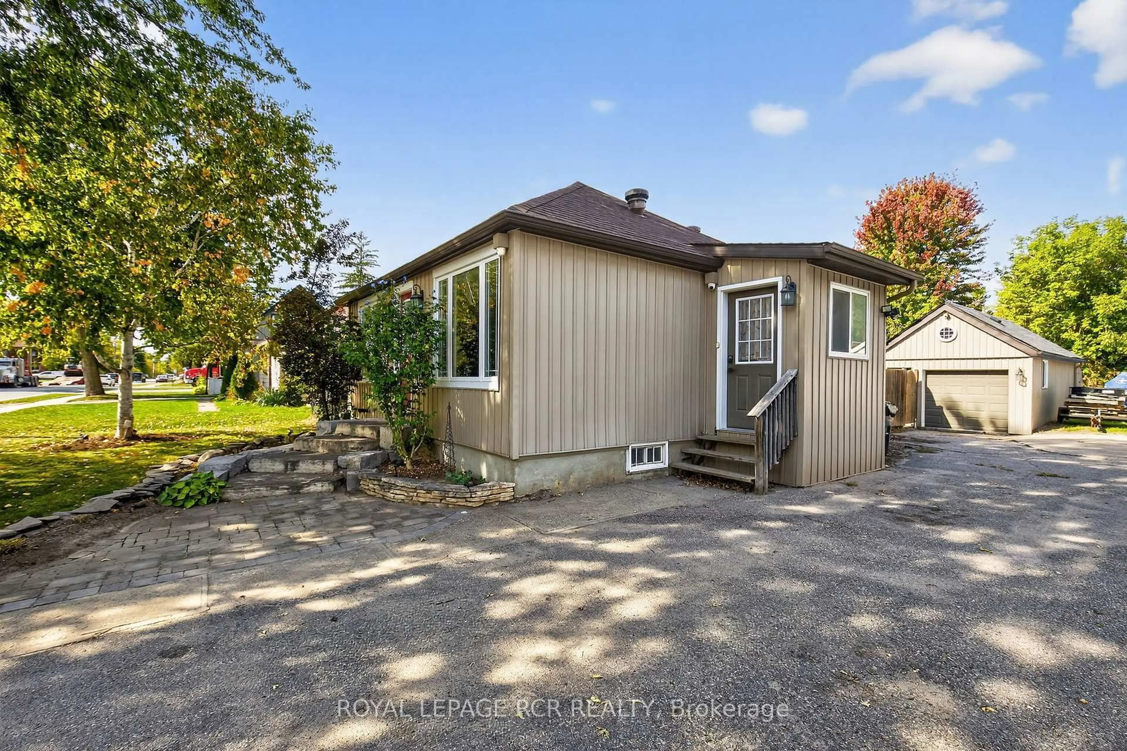 A pic from outside/outdoor area/front of a property/back of a property/a pic from drone, street for 125 King St, Essa Ontario L0M 1B0