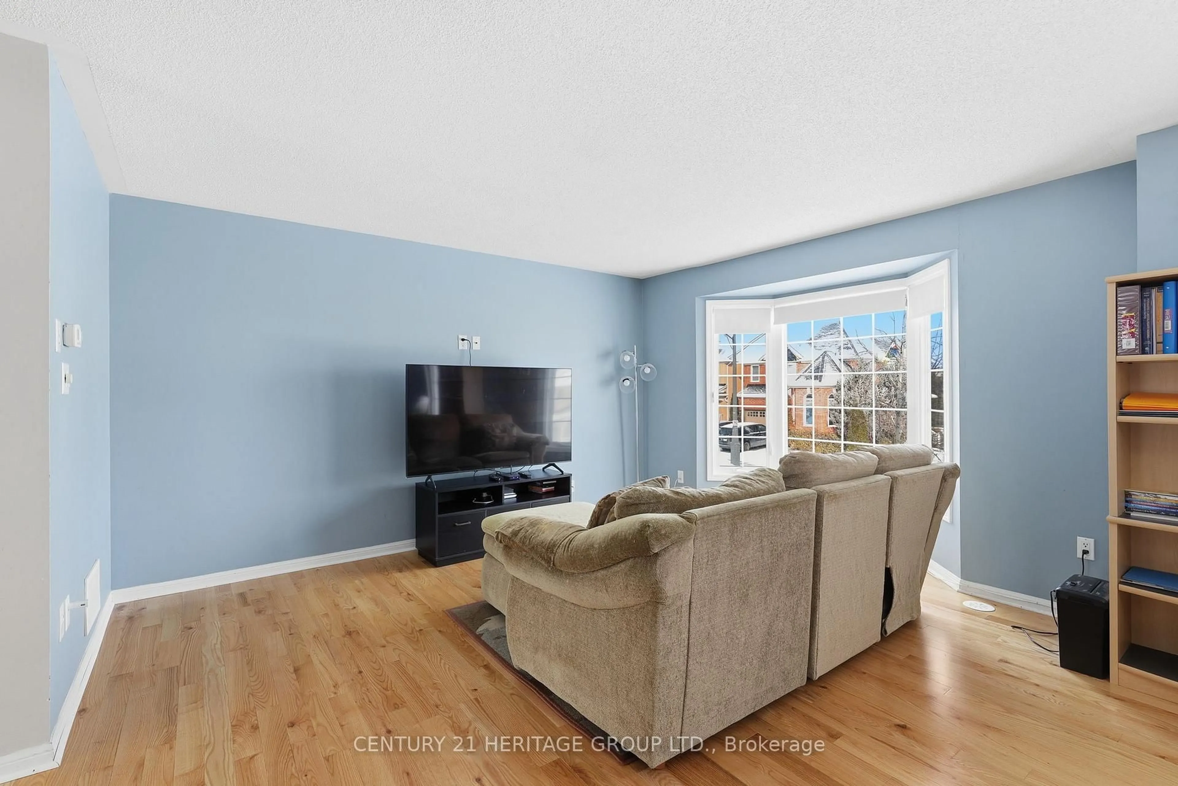 Living room with furniture, unknown for 40 Cliff Gunn Rd, Newmarket Ontario L3X 3J8