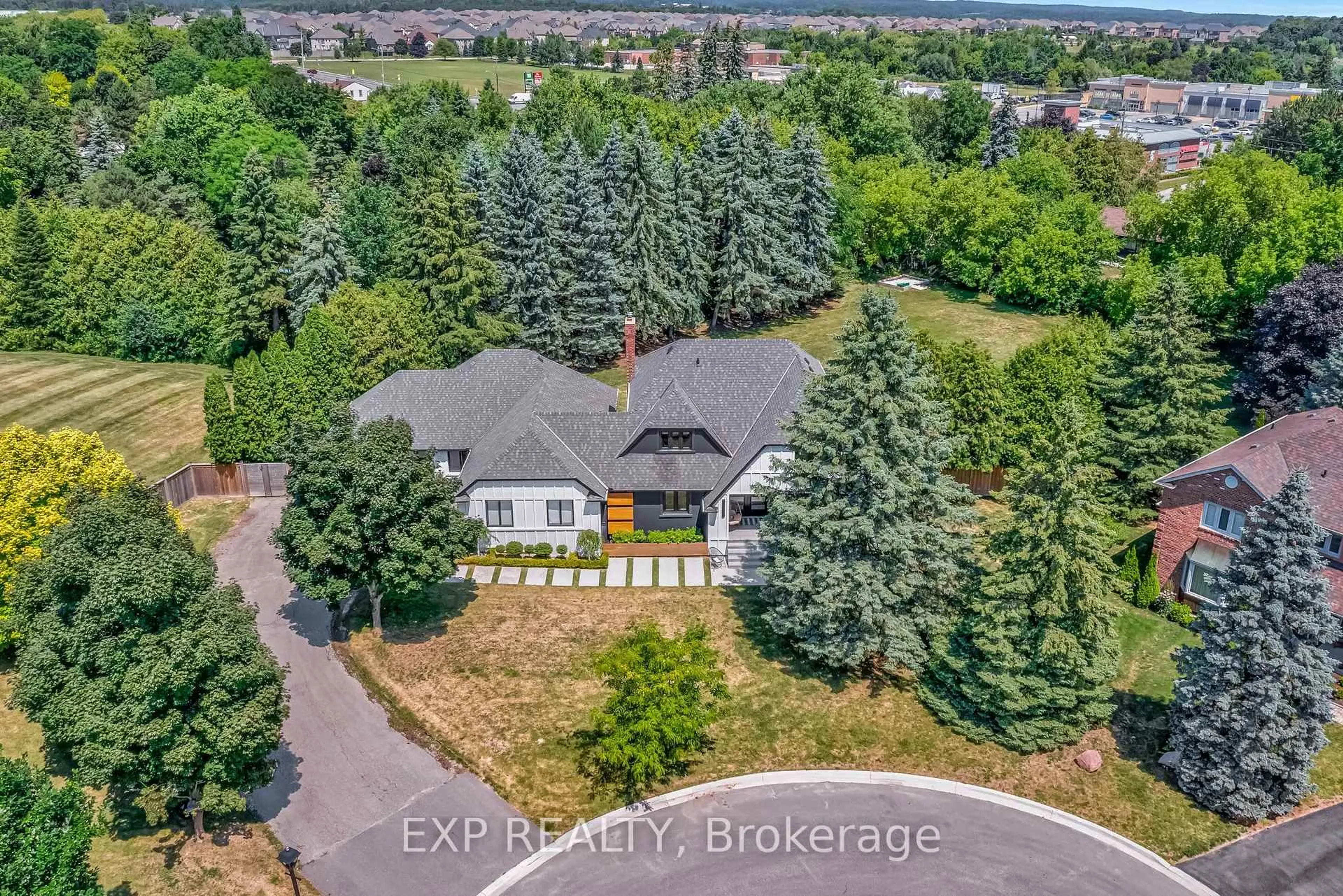 A pic from outside/outdoor area/front of a property/back of a property/a pic from drone, unknown for 17 Chamberlain Crt, King Ontario L0G 1N0