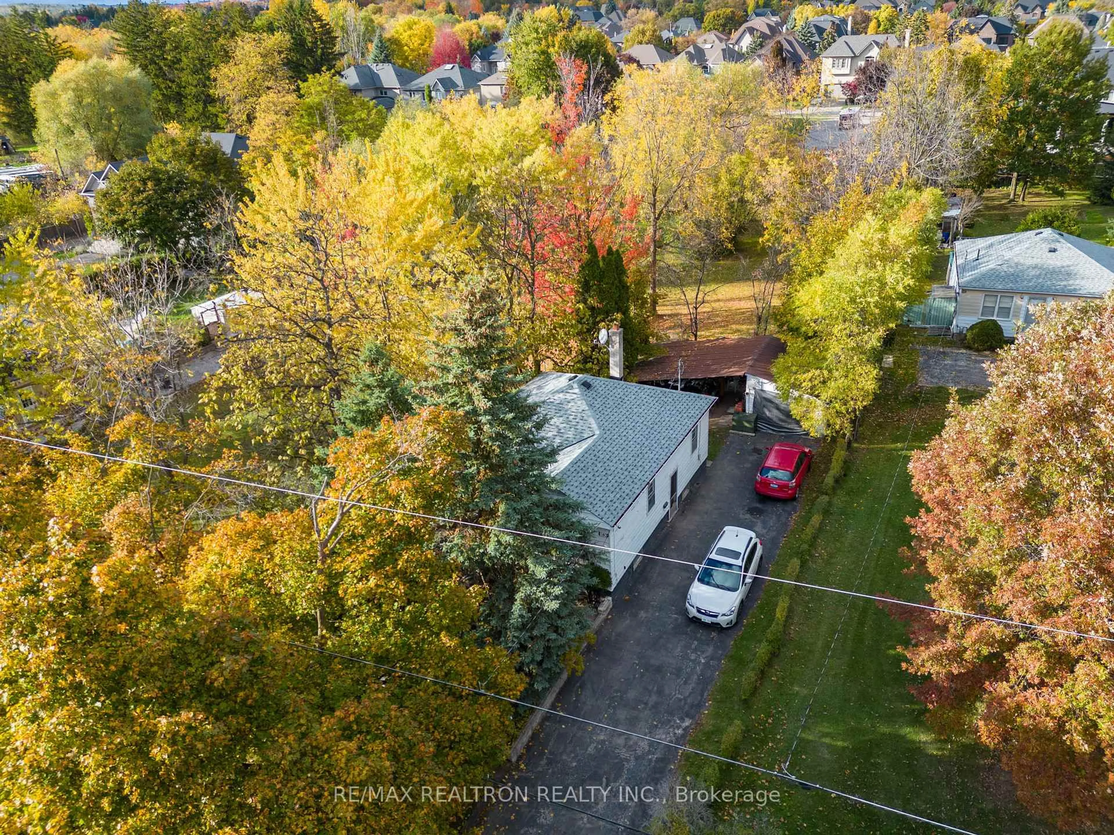 A pic from outside/outdoor area/front of a property/back of a property/a pic from drone, street for 162 Weldrick Rd, Richmond Hill Ontario L4C 3V1
