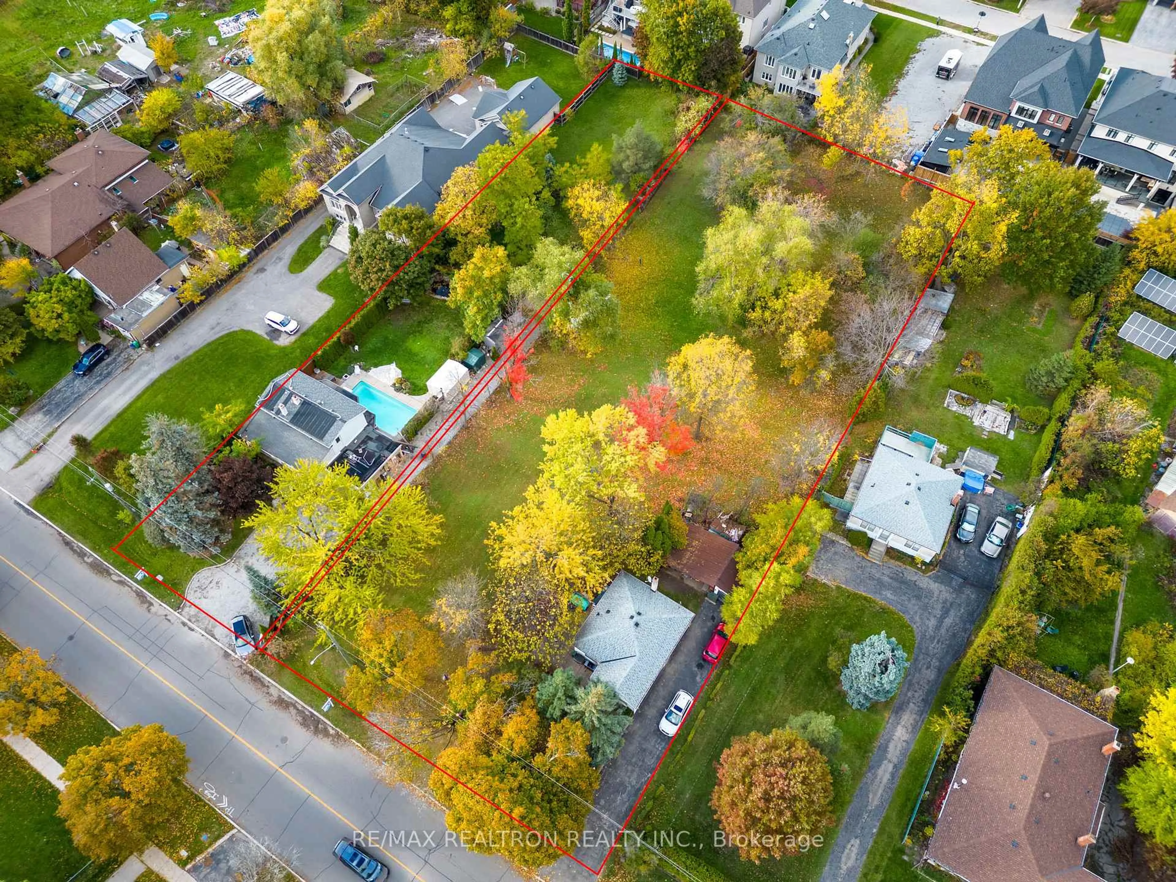 A pic from outside/outdoor area/front of a property/back of a property/a pic from drone, street for 162 Weldrick Rd, Richmond Hill Ontario L4C 3V1