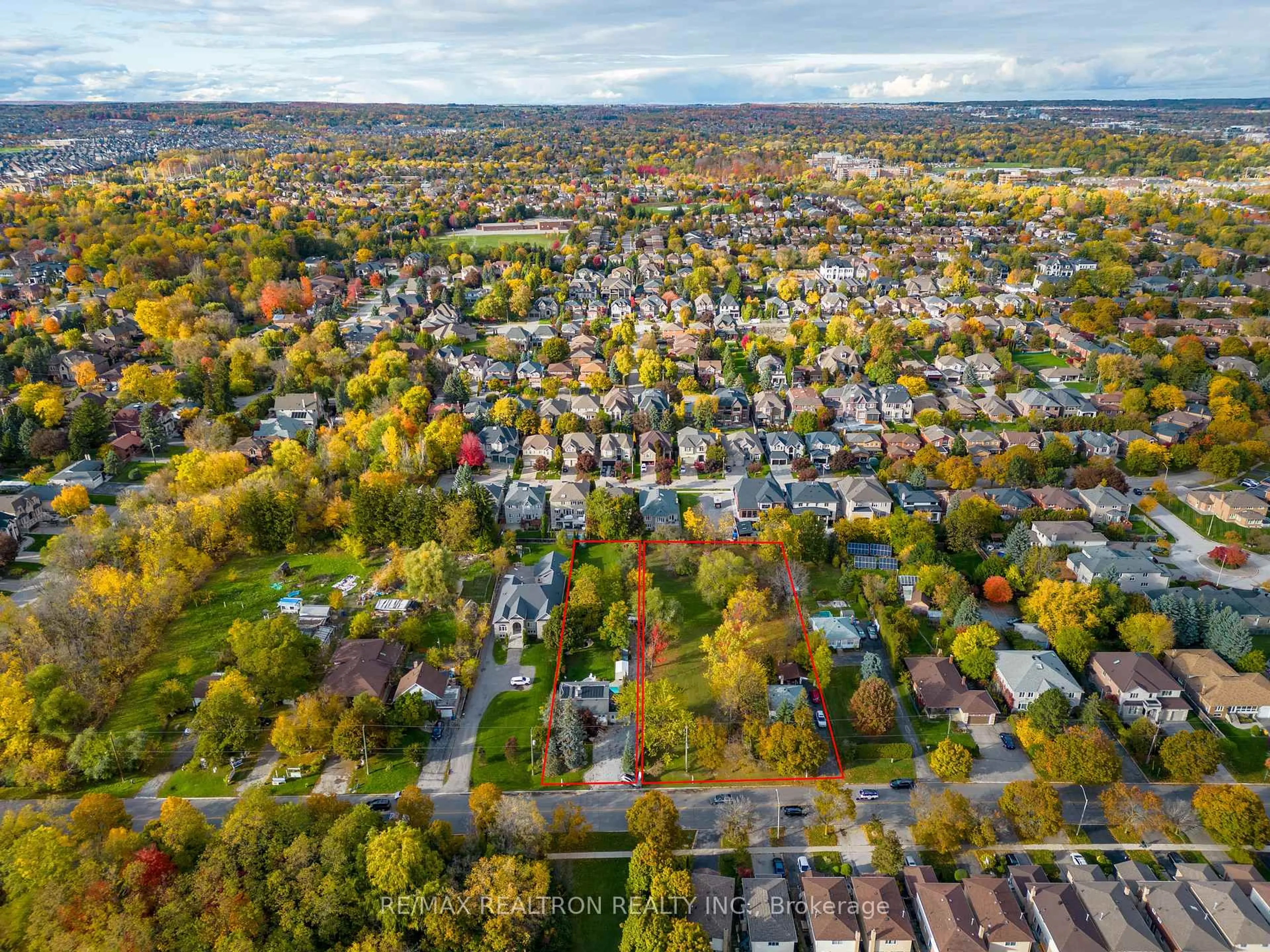 A pic from outside/outdoor area/front of a property/back of a property/a pic from drone, street for 162 Weldrick Rd, Richmond Hill Ontario L4C 3V1