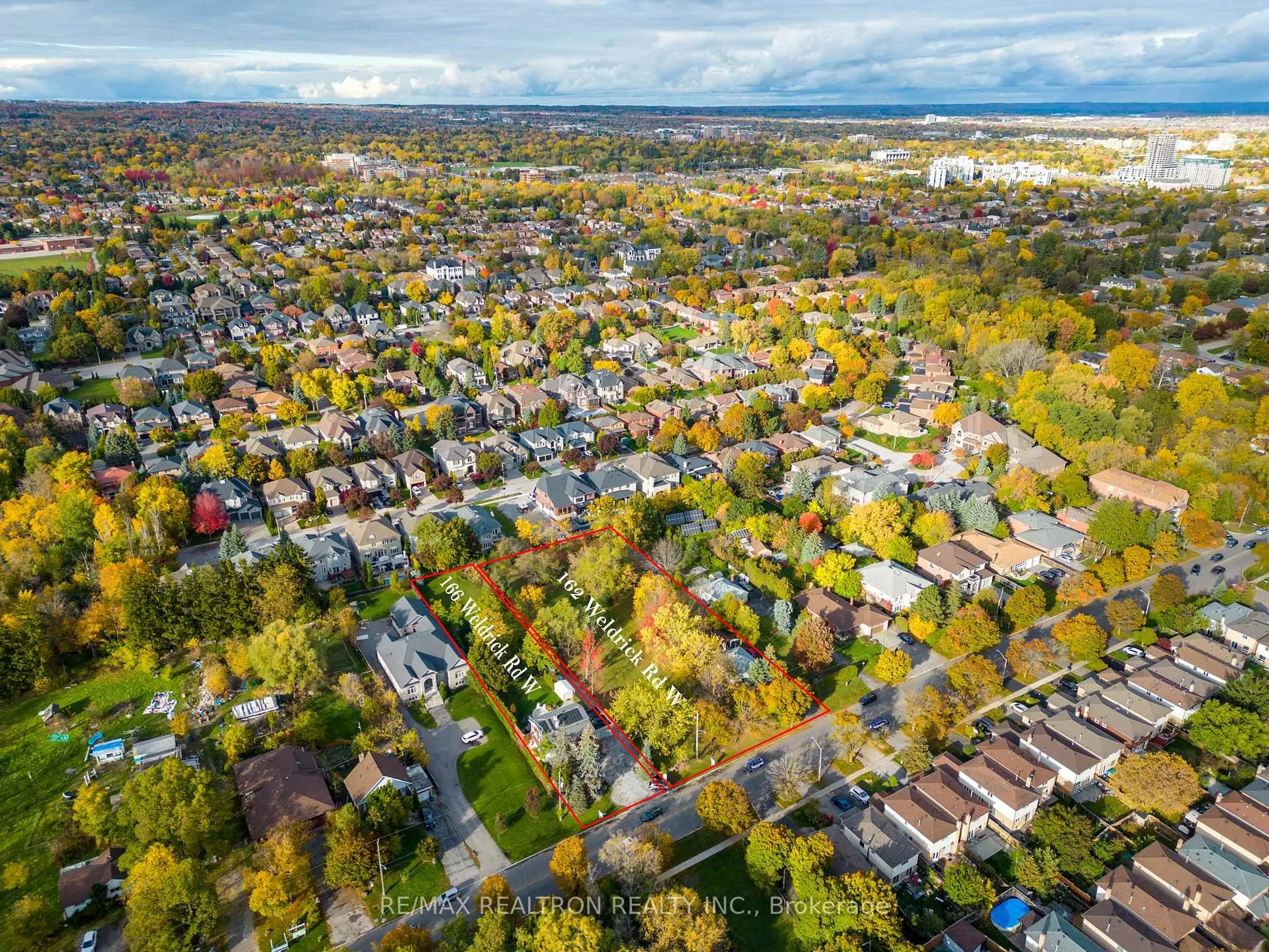 A pic from outside/outdoor area/front of a property/back of a property/a pic from drone, street for 162 Weldrick Rd, Richmond Hill Ontario L4C 3V1