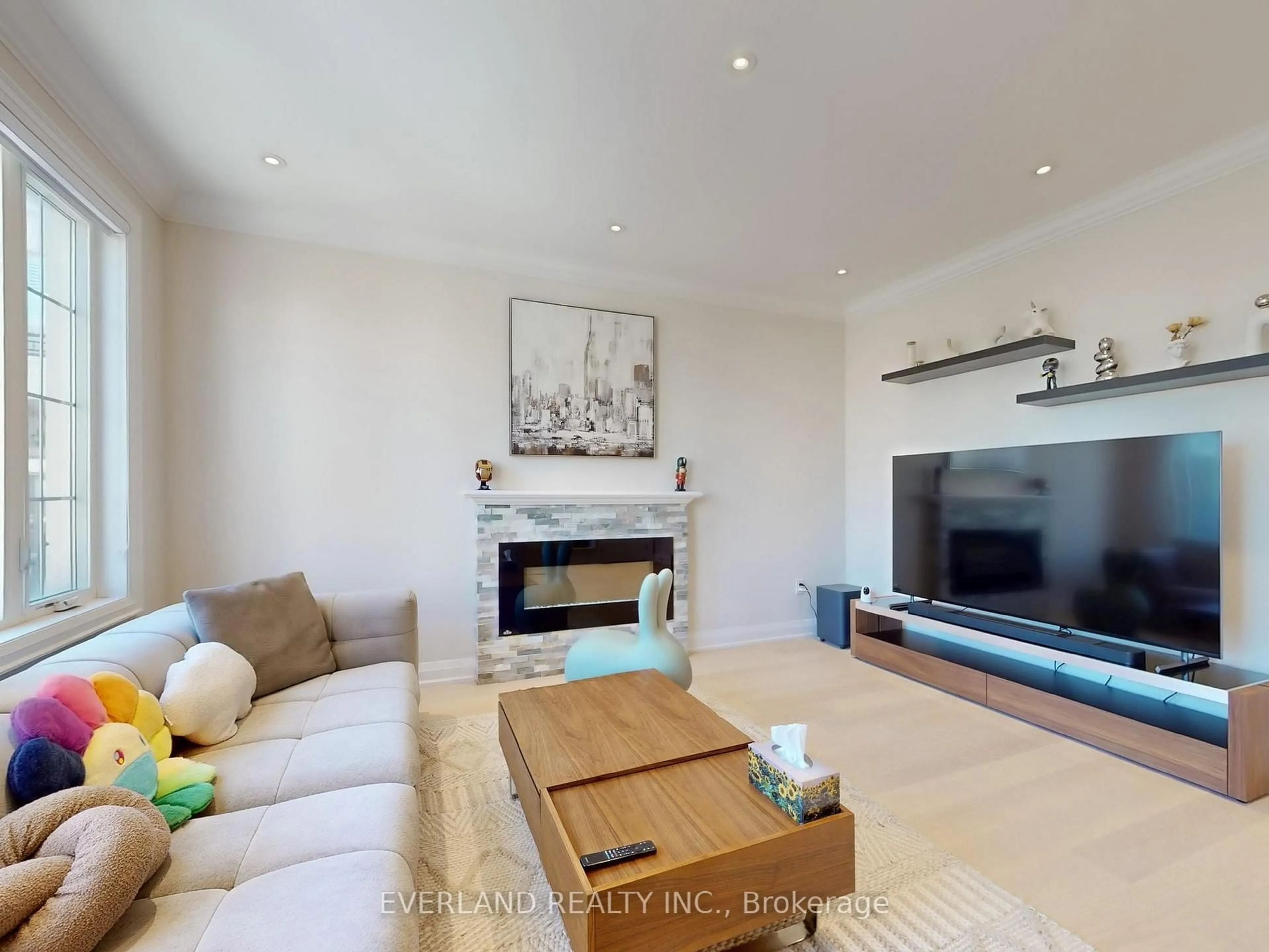 Living room with furniture, unknown for 5 Point Pelee Lane, Richmond Hill Ontario L4S 0G4