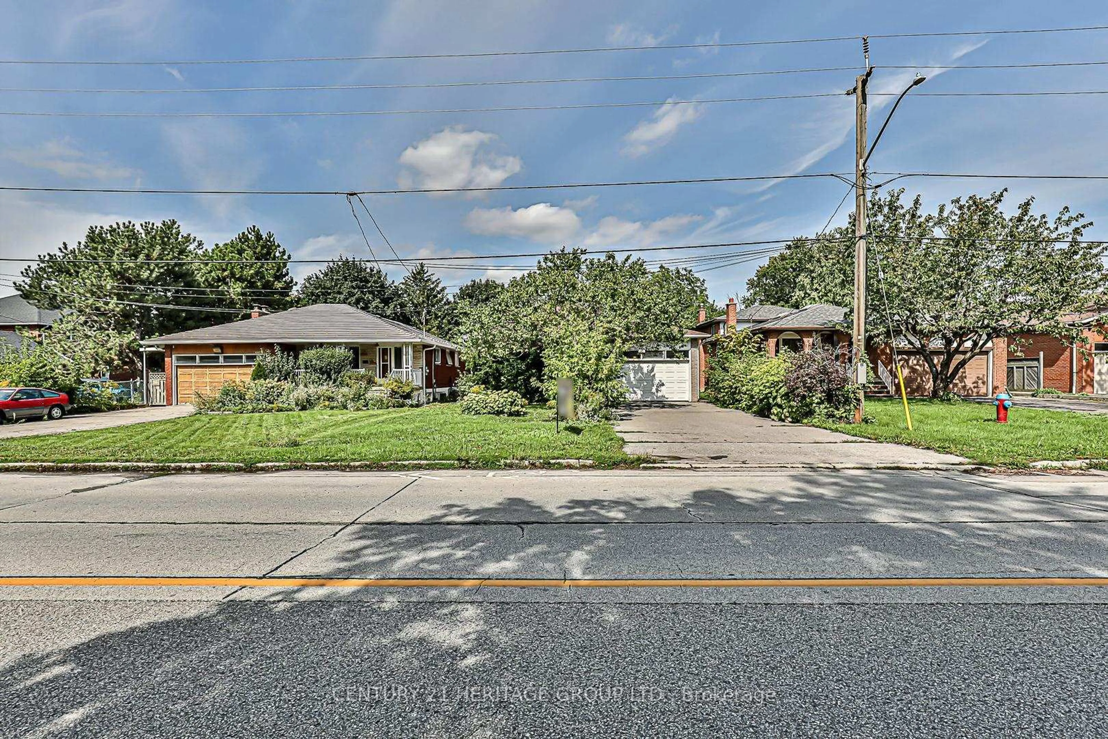 A pic from outside/outdoor area/front of a property/back of a property/a pic from drone, street for 40 Weldrick Rd, Richmond Hill Ontario L4C 3T8