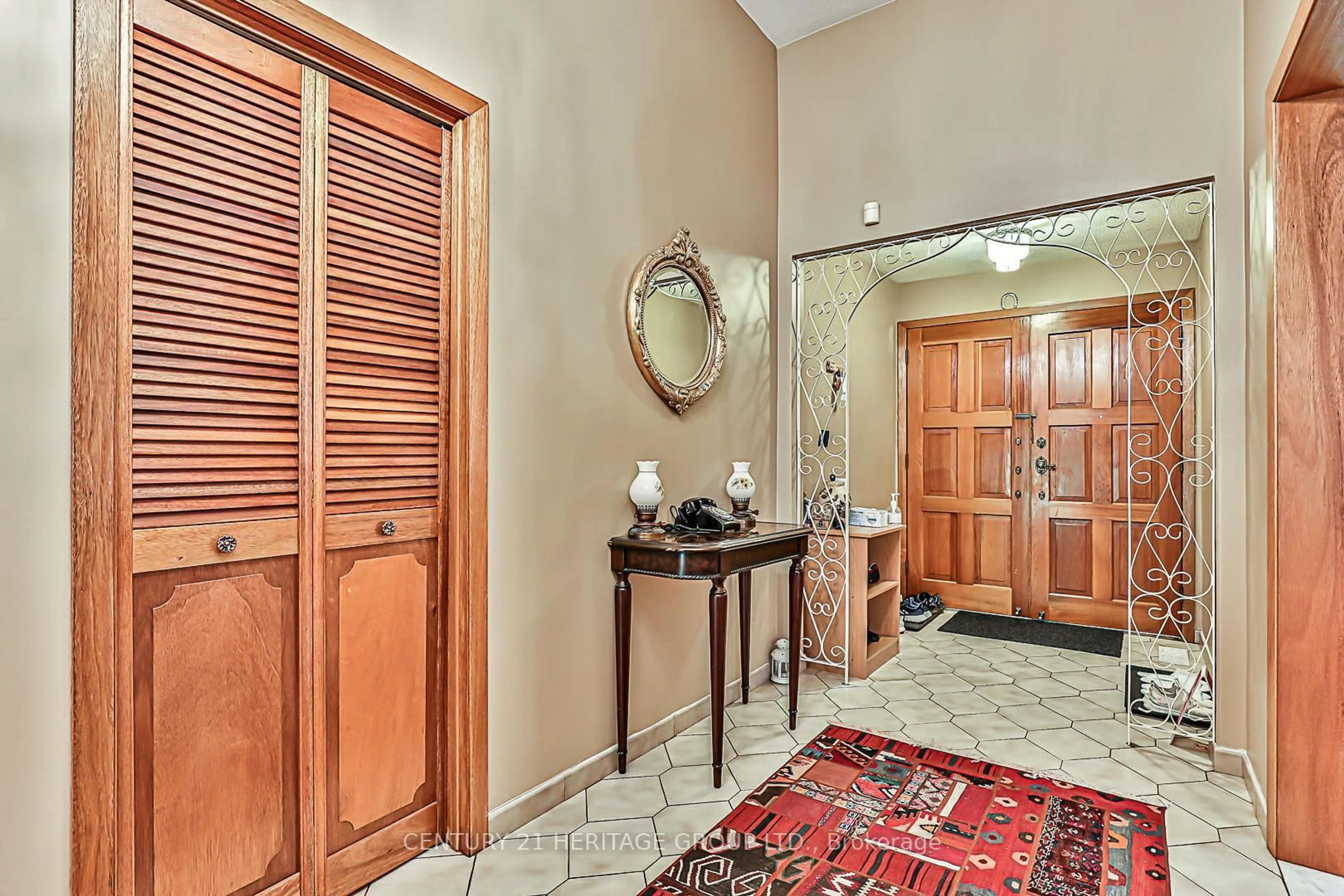 Indoor foyer for 40 Weldrick Rd, Richmond Hill Ontario L4C 3T8
