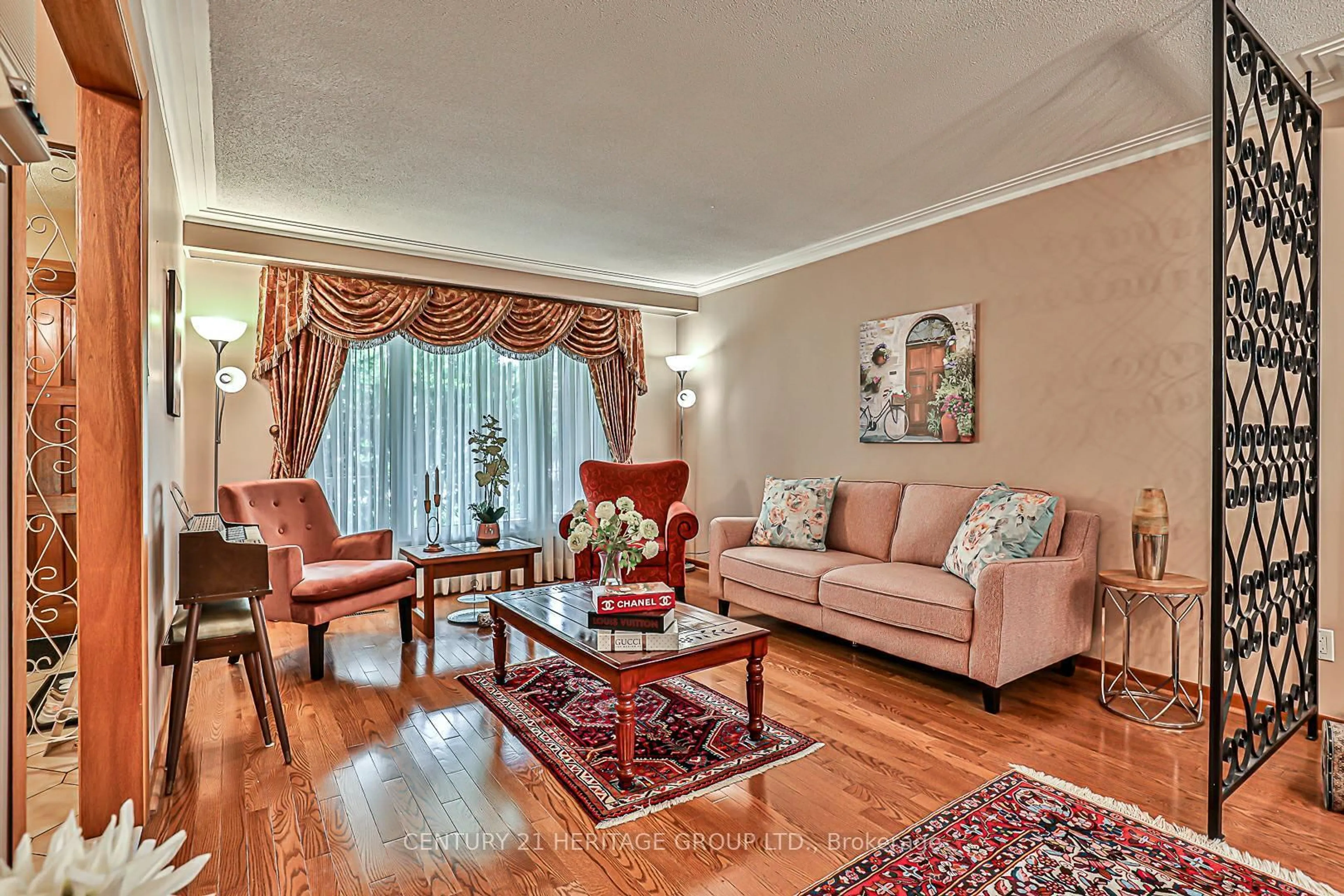 Living room with furniture, unknown for 40 Weldrick Rd, Richmond Hill Ontario L4C 3T8