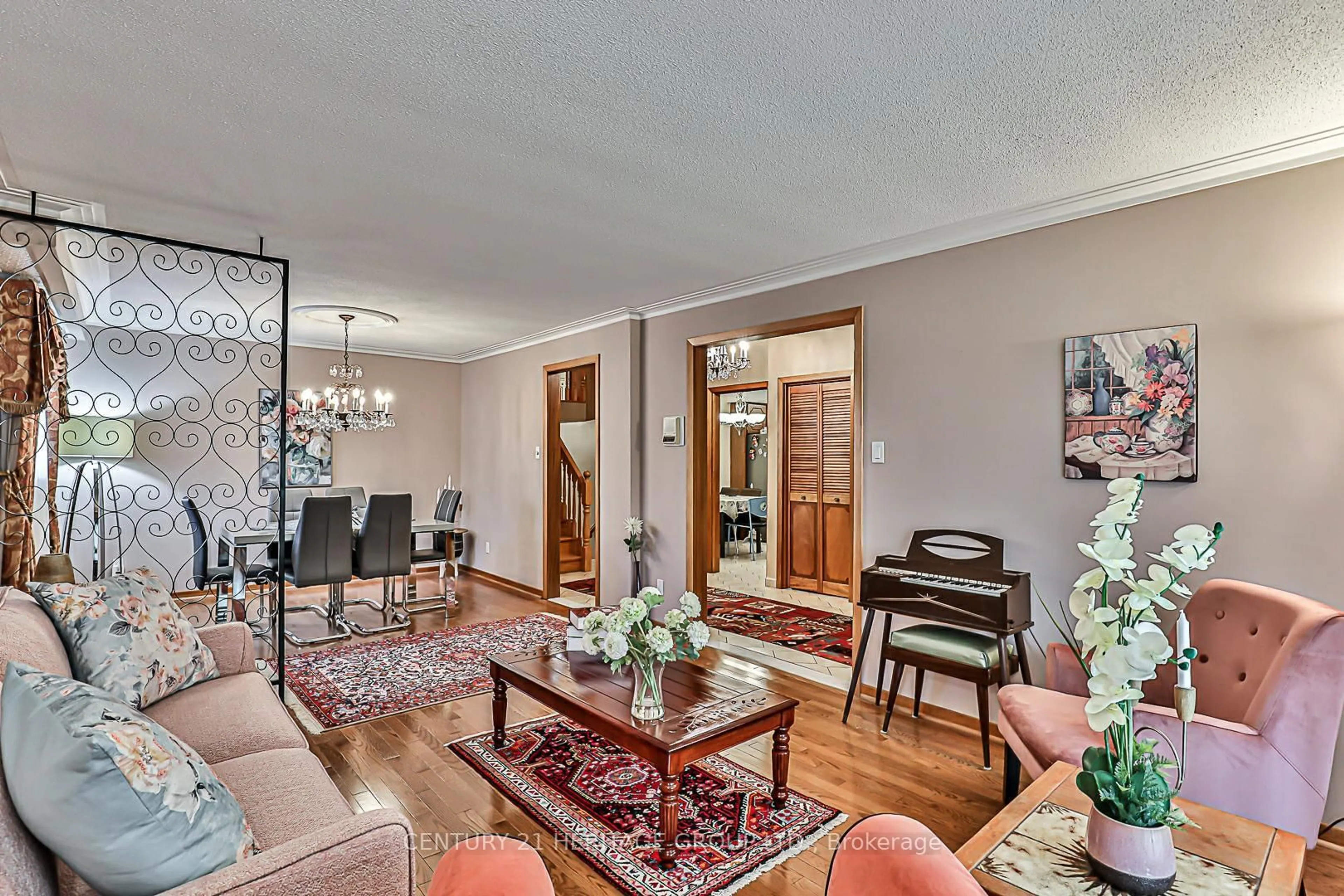 Living room with furniture, unknown for 40 Weldrick Rd, Richmond Hill Ontario L4C 3T8