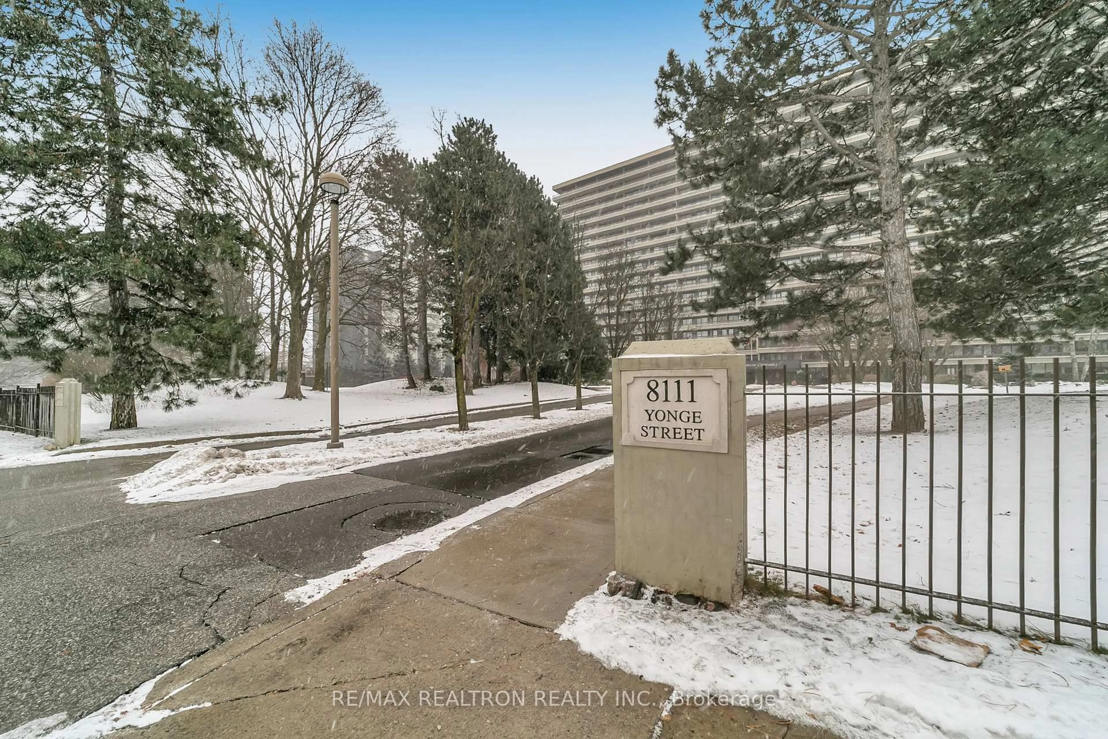 Indoor foyer for 8111 Yonge St #608, Markham Ontario L3T 4V9