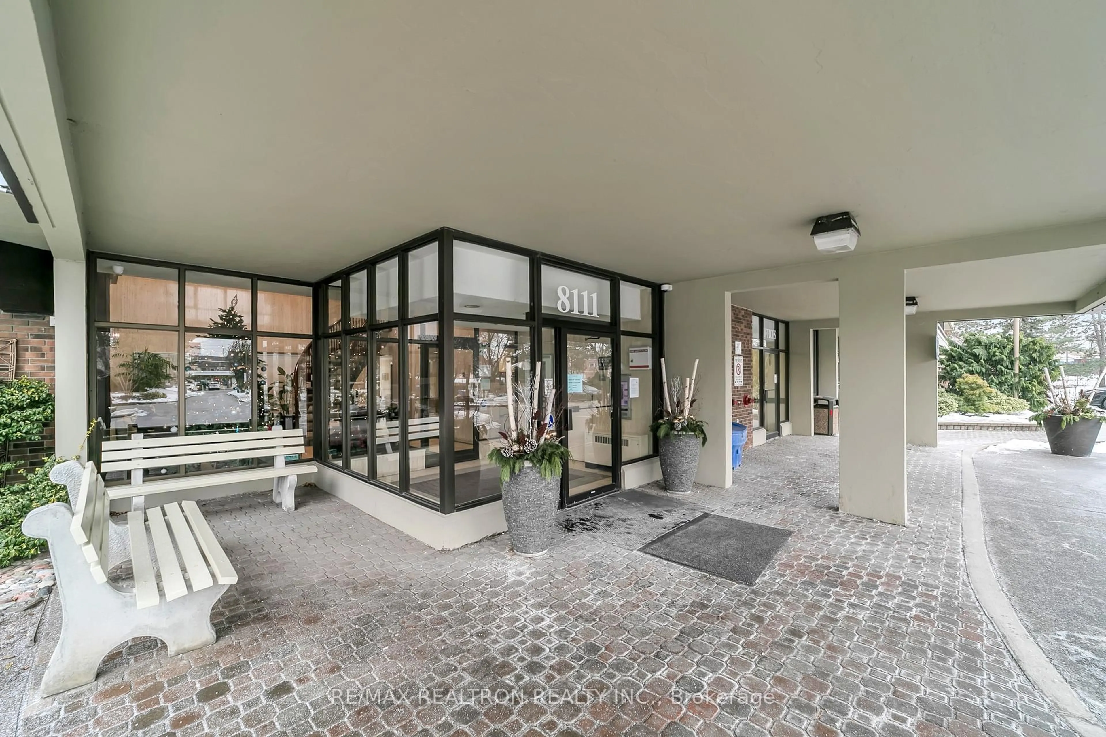 Indoor foyer for 8111 Yonge St #608, Markham Ontario L3T 4V9