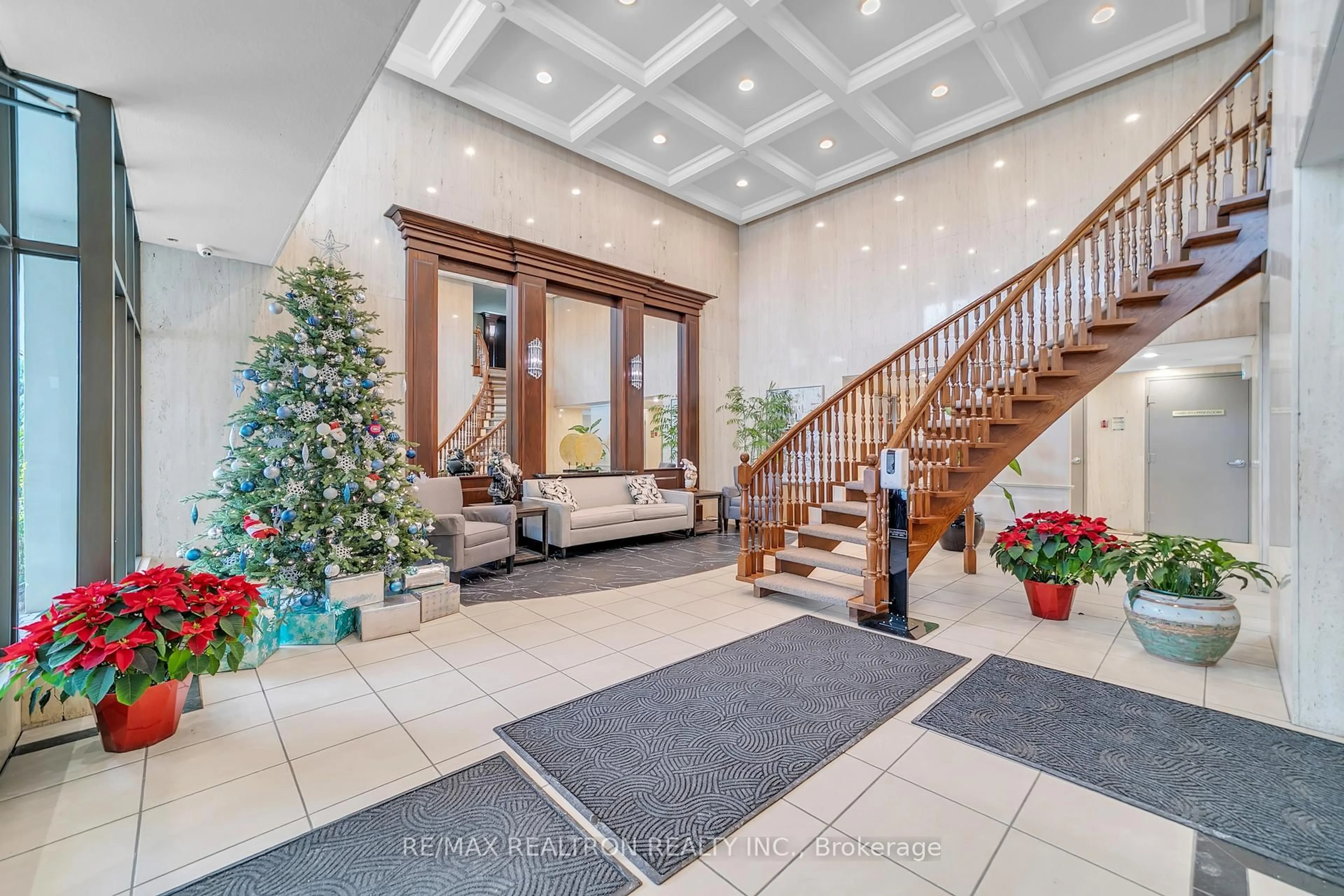 Indoor foyer for 8111 Yonge St #608, Markham Ontario L3T 4V9