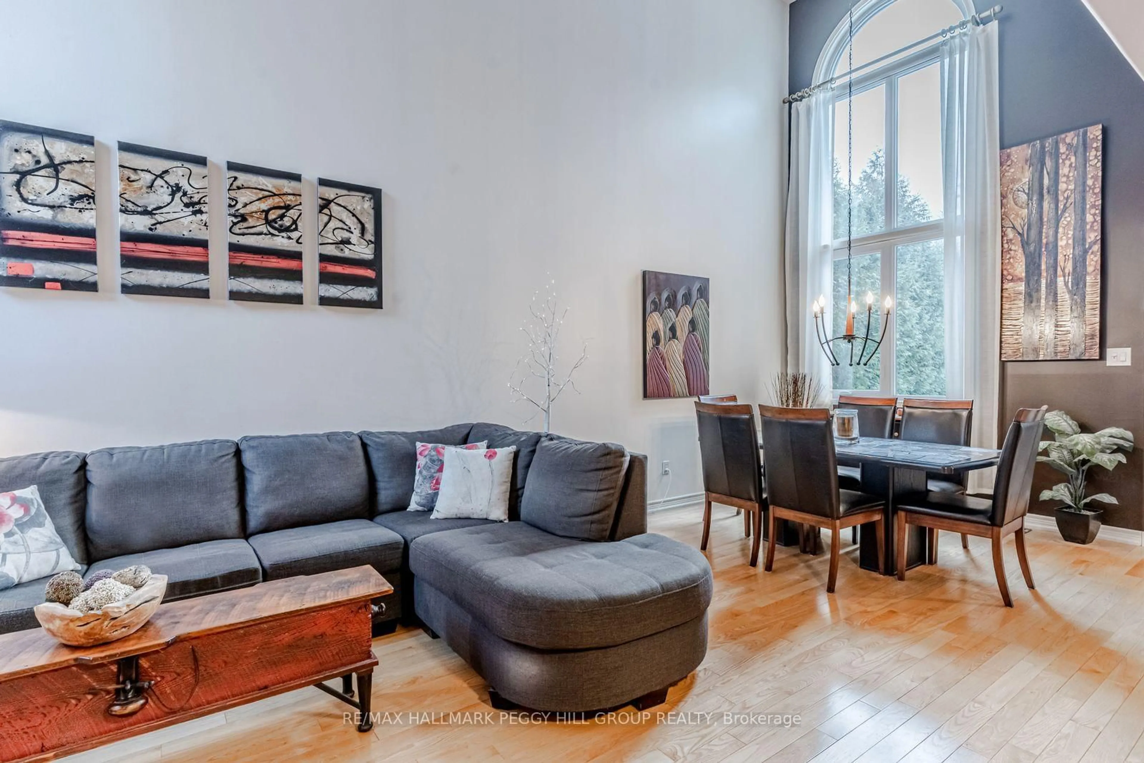 Living room with furniture, wood/laminate floor for 15 Charing Cres, Aurora Ontario L4G 6P4