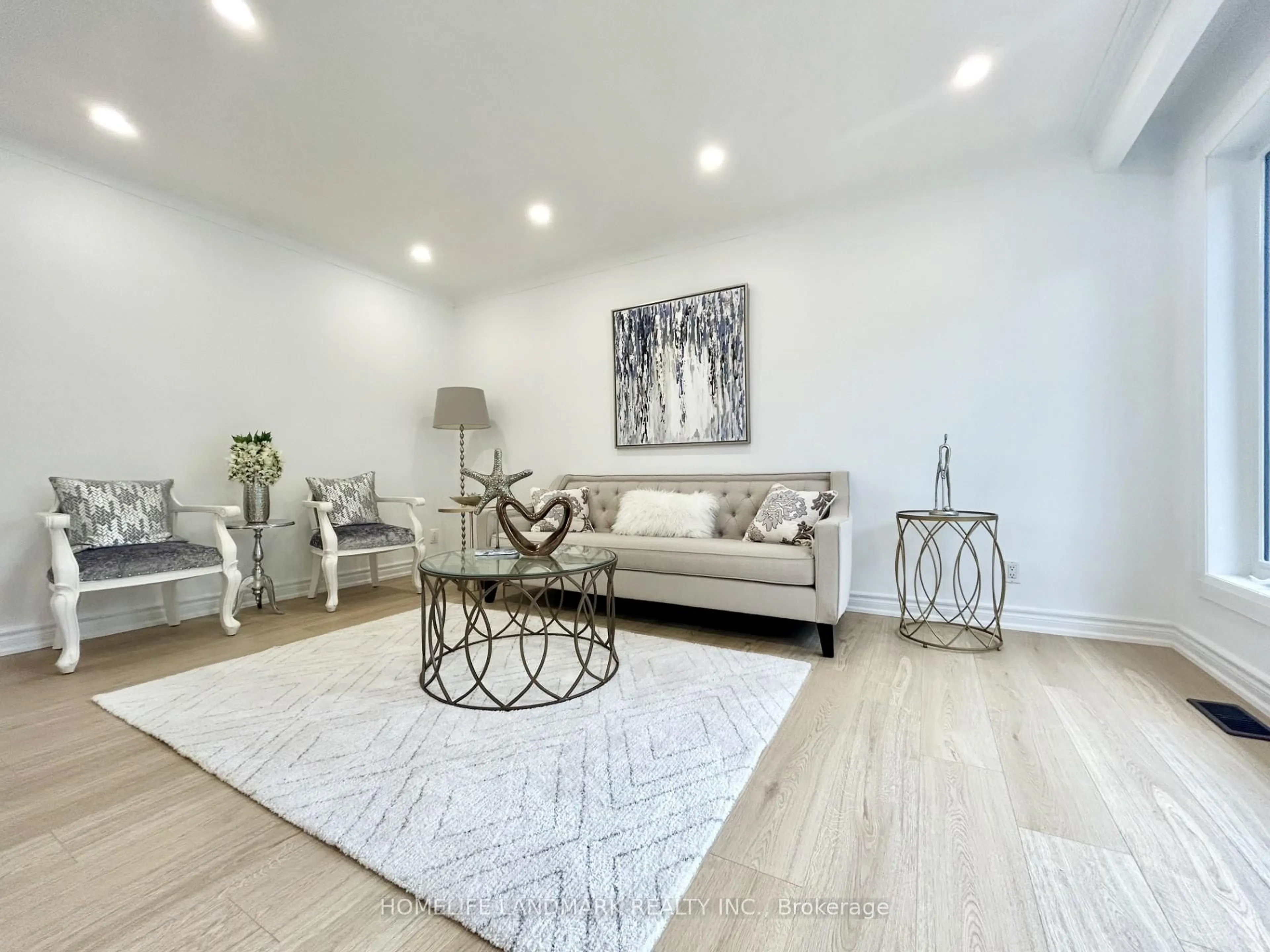 Living room with furniture, unknown for 323 Elmwood Ave, Richmond Hill Ontario L4C 1L7