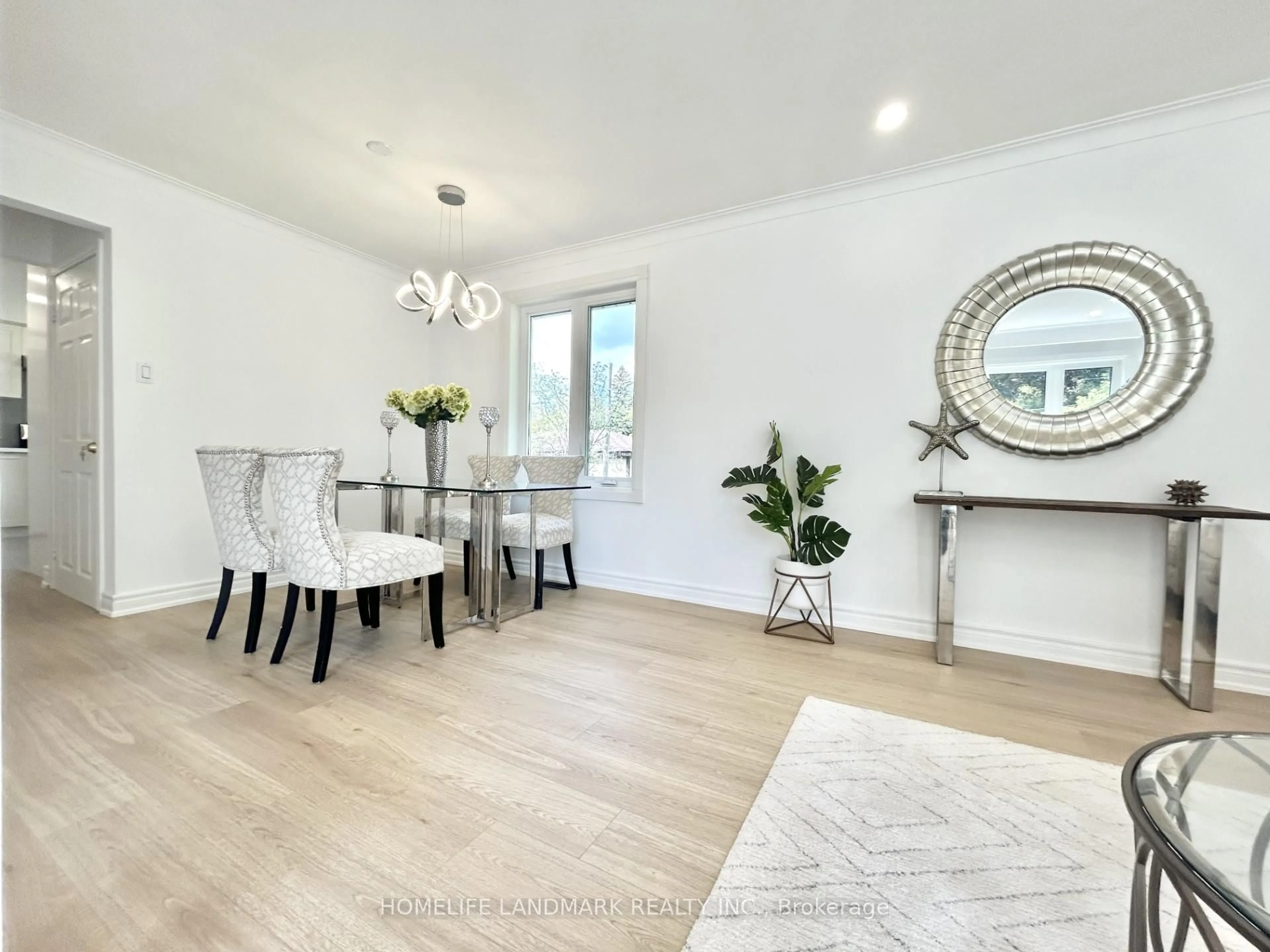 Dining room, wood/laminate floor for 323 Elmwood Ave, Richmond Hill Ontario L4C 1L7
