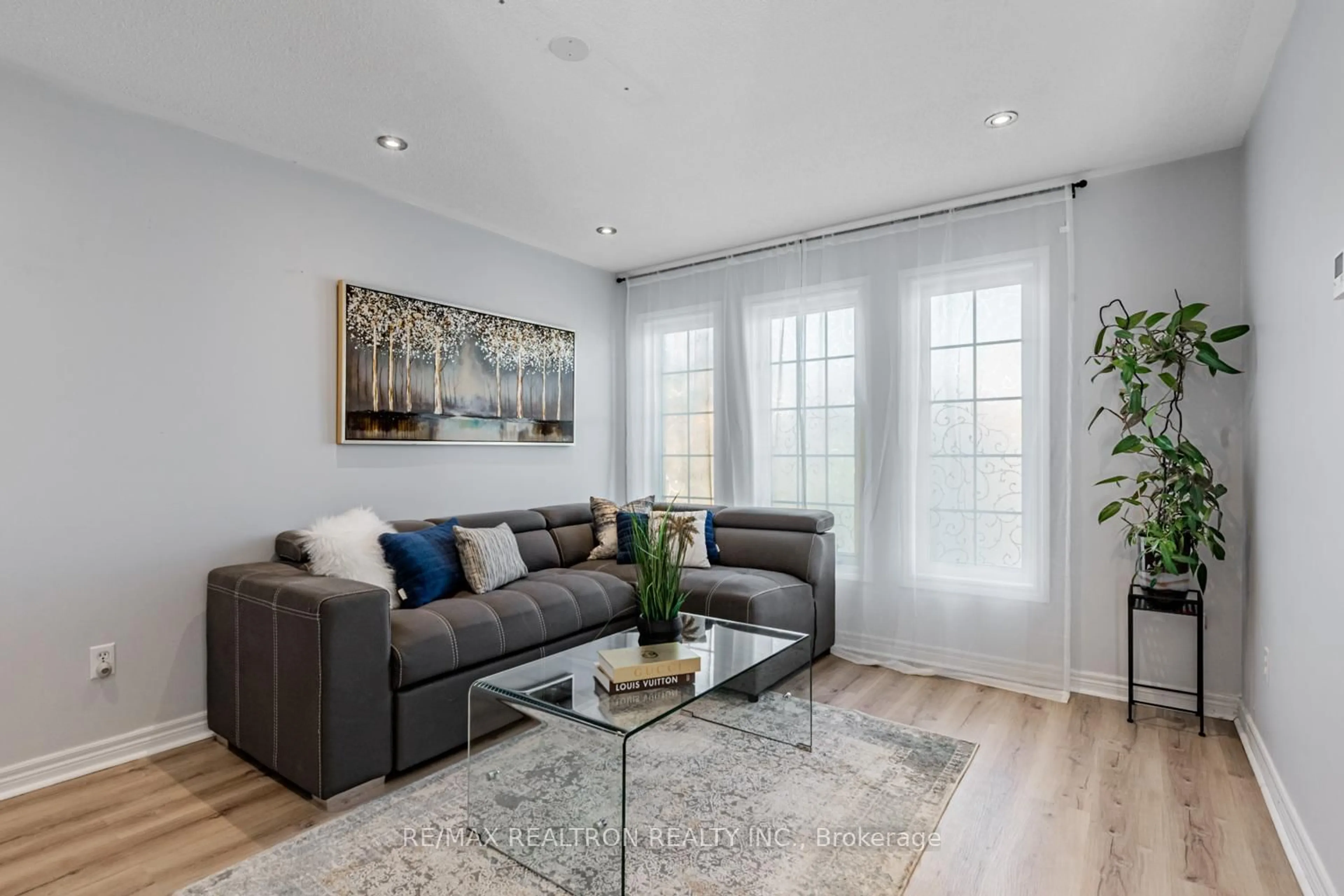 Living room with furniture, wood/laminate floor for 129 Flagstone Way, Newmarket Ontario L3X 2Z8