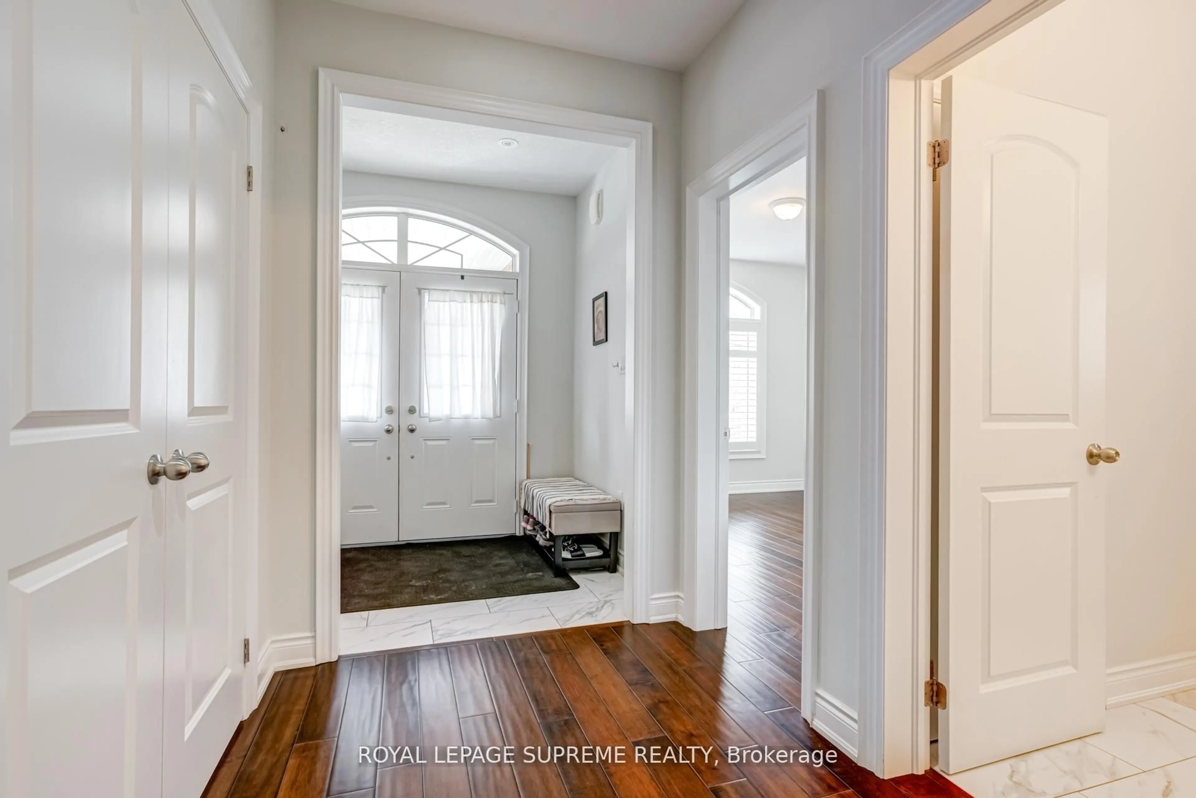 Indoor entryway for 1417 Gilford Rd, Innisfil Ontario L0L 1R0